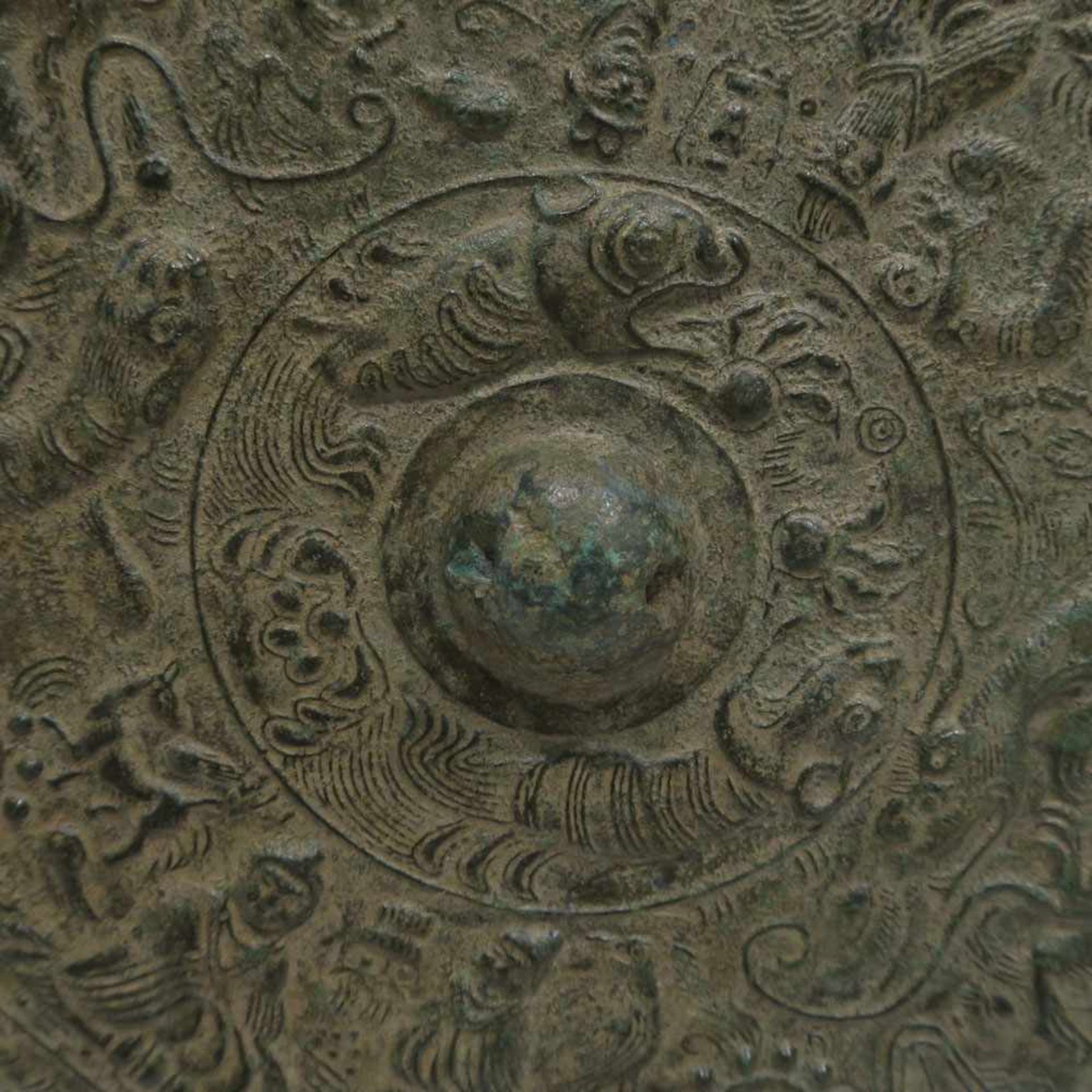 BronzespiegelChina. Bronze, grünlich patiniert. Reliefdekor mit Figuren, Tigern u.a. Ø 22,5 cm. - Bild 3 aus 8
