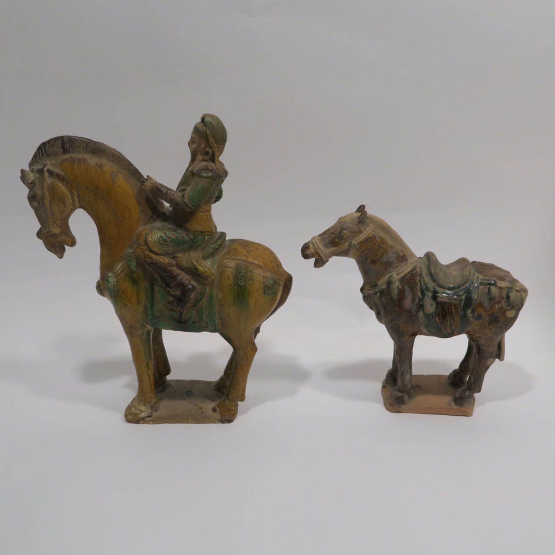 Pferd mit Reiter / PferdChina, im Tang-Stil. Keramik, farbig gefasst. Tlw. rest., tlw. besch. H. - Bild 3 aus 10