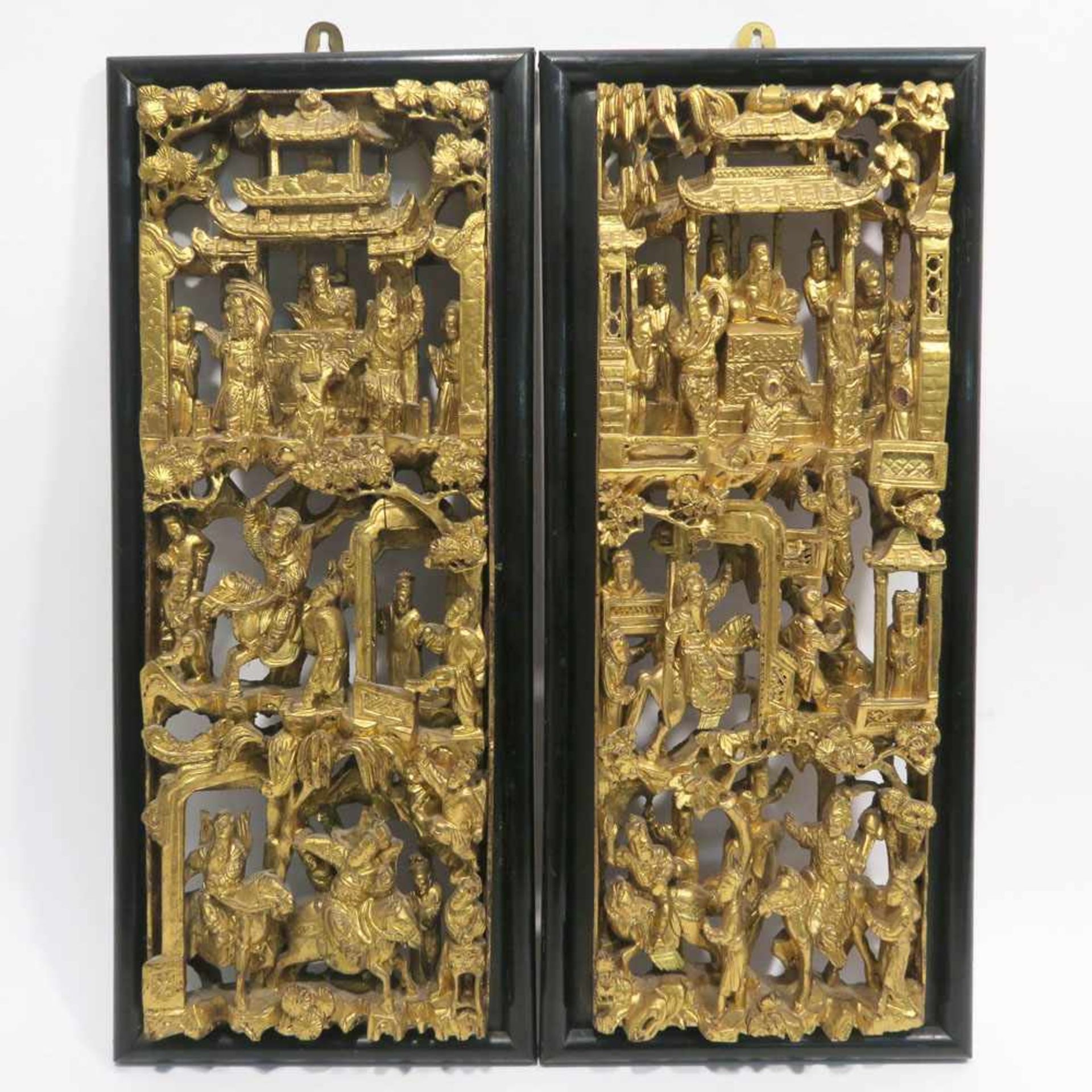 Zwei ReliefschnitzereienChina. Holz, goldfarben über rotem Grund gefasst. Durchbrochen - Bild 2 aus 2