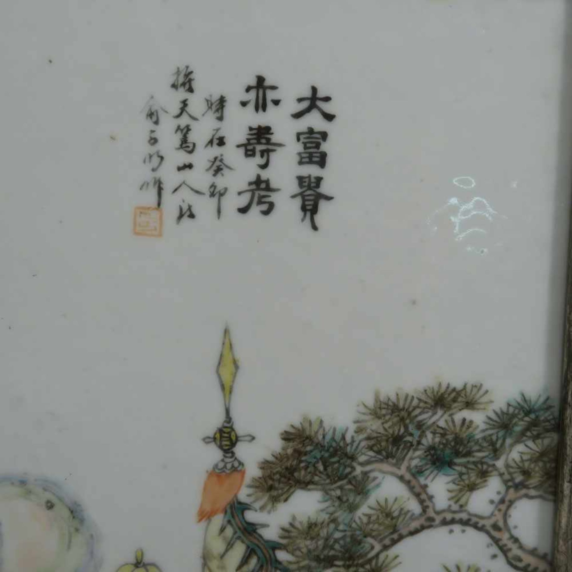 Zwei Bildplatten: Figürliche SzenenChina. Porzellan. Schmelzfarbendekor. Je 38,5 x 25 cm. Tlw. - Bild 4 aus 4