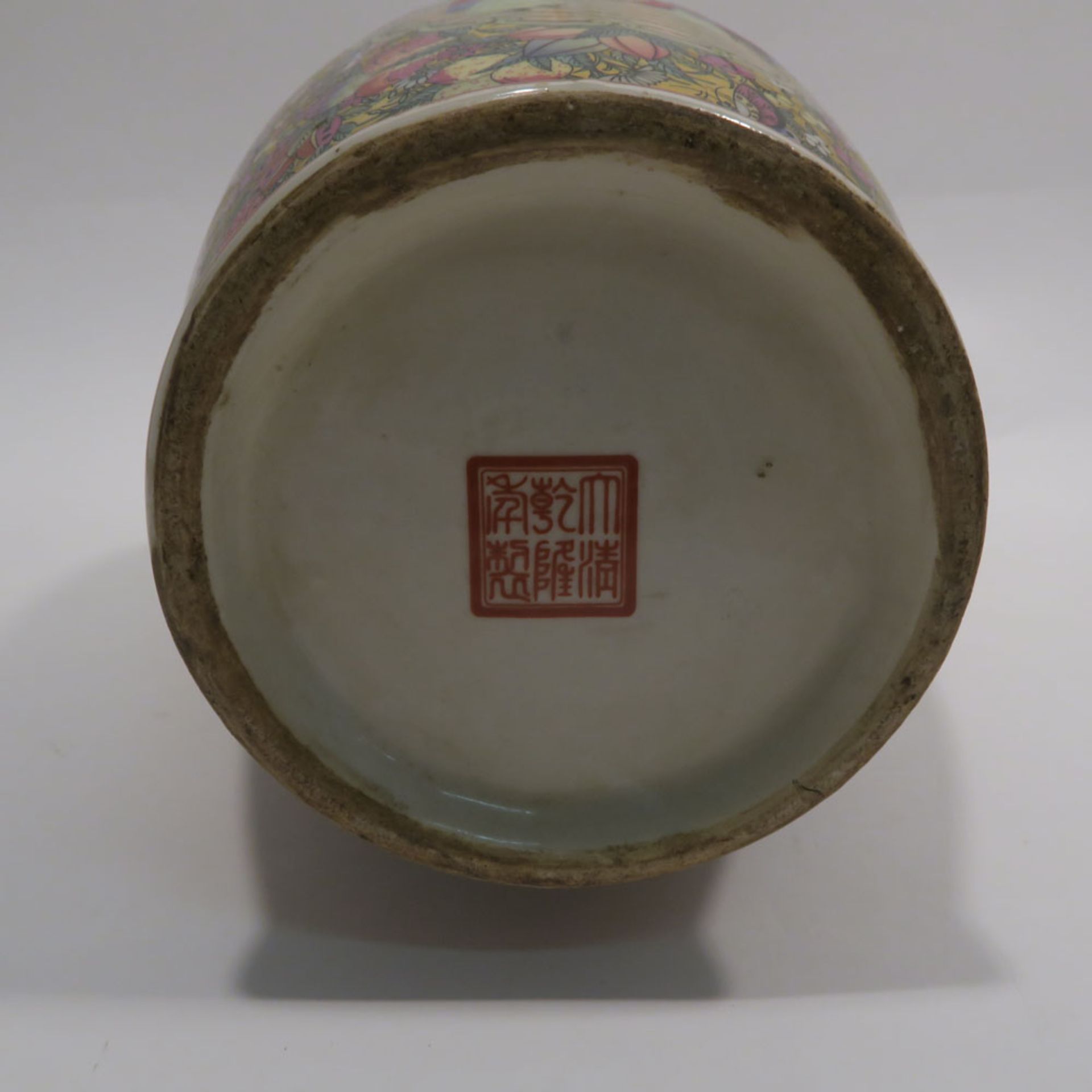 VaseChina, neuzeitlich. Porzellan. Polychromer Dekor mit Goldstaffage: Reserven mit höfischen - Bild 9 aus 10