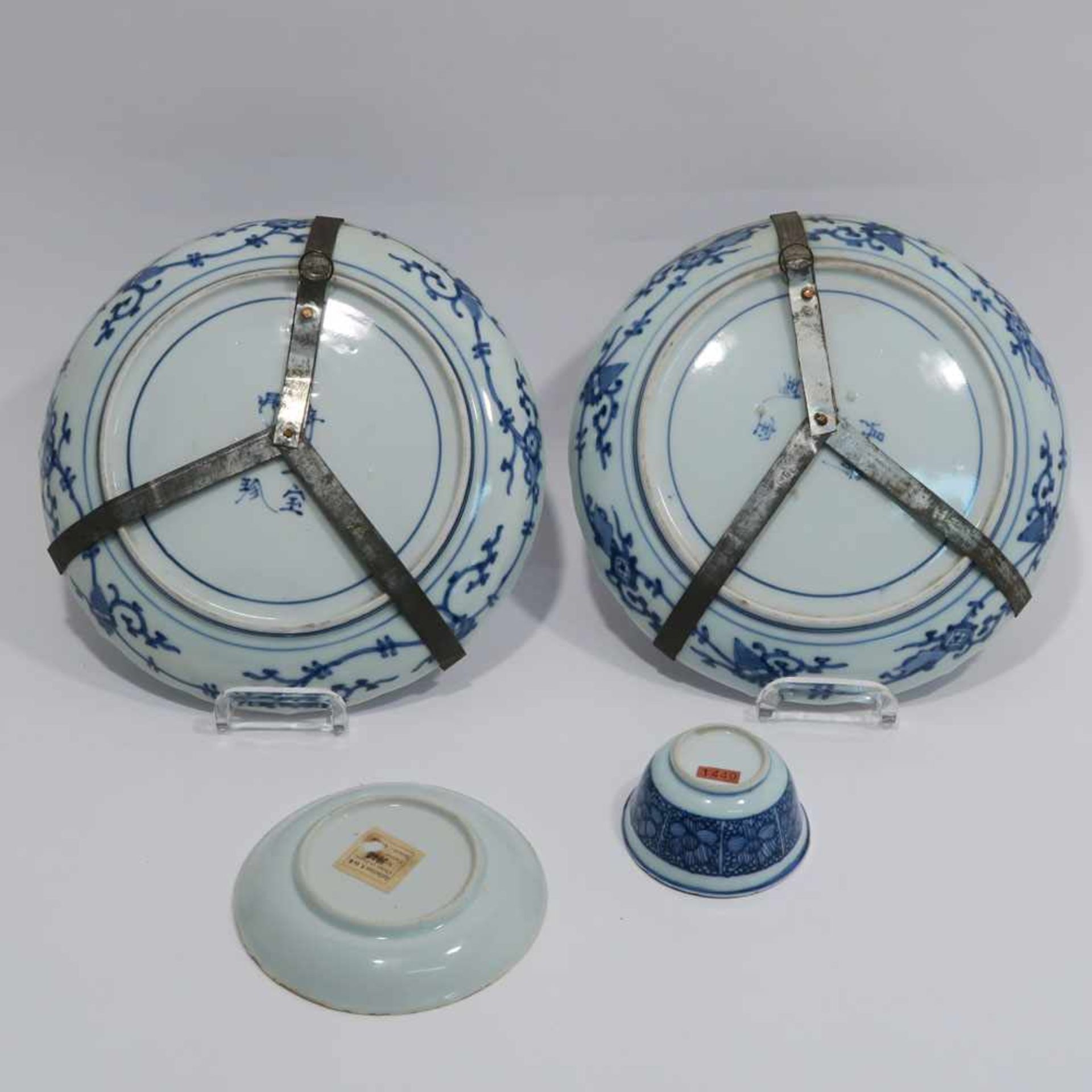 Ein Paar Teller / Koppchen mit UntertasseChina. Porzellan. Blaudekore: Spiralranken und drei - Bild 4 aus 10