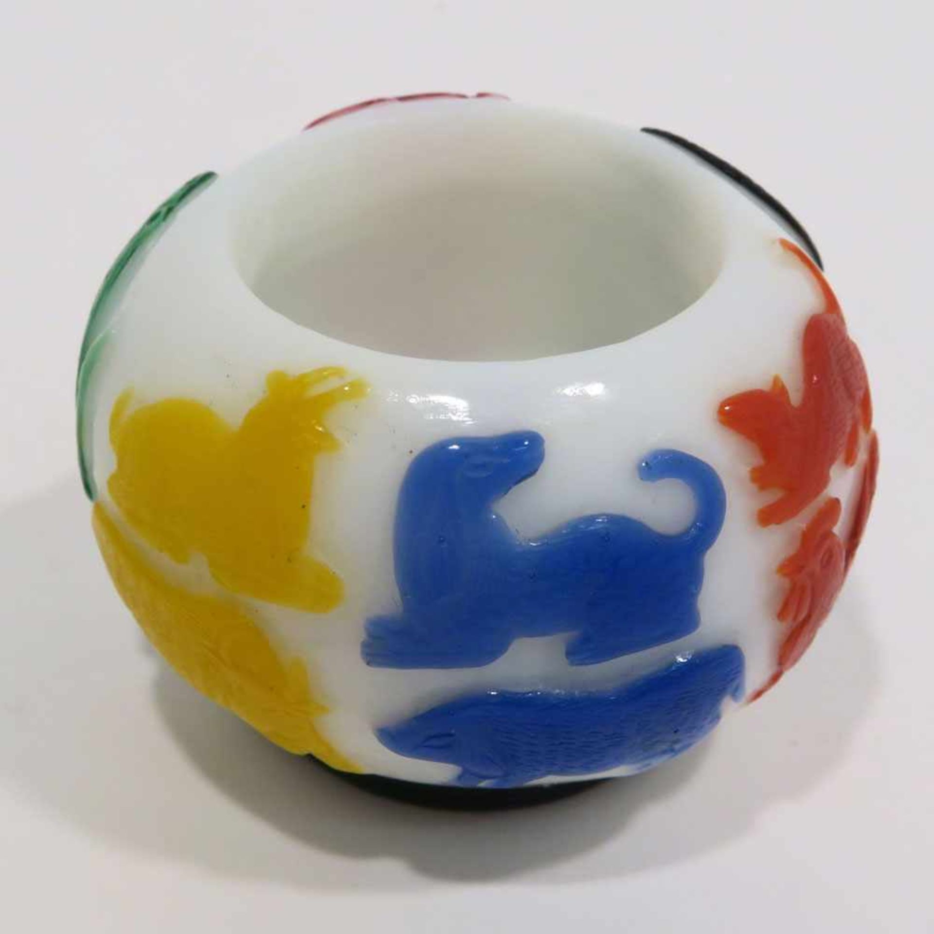PinselwascherChina. Peking-Glas. Weiß mit mehrfarbigen Tiermotiven. H. 3,5 cm, Ø ca. 5,5 cm.