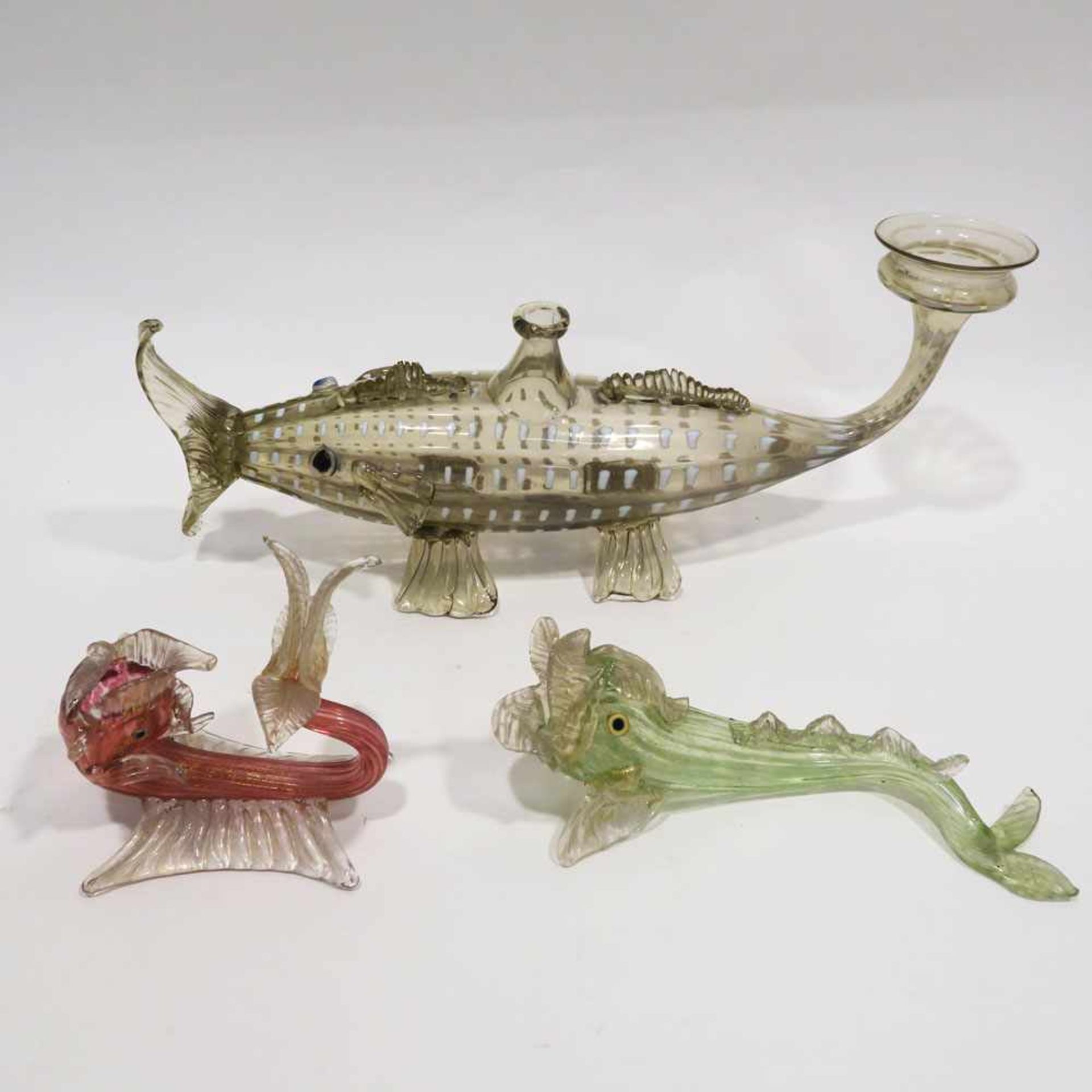 Drei FischeMurano (u.a.). Farbloses bzw. rauchgraues Glas mit verschiedenen Auf- und - Bild 2 aus 2