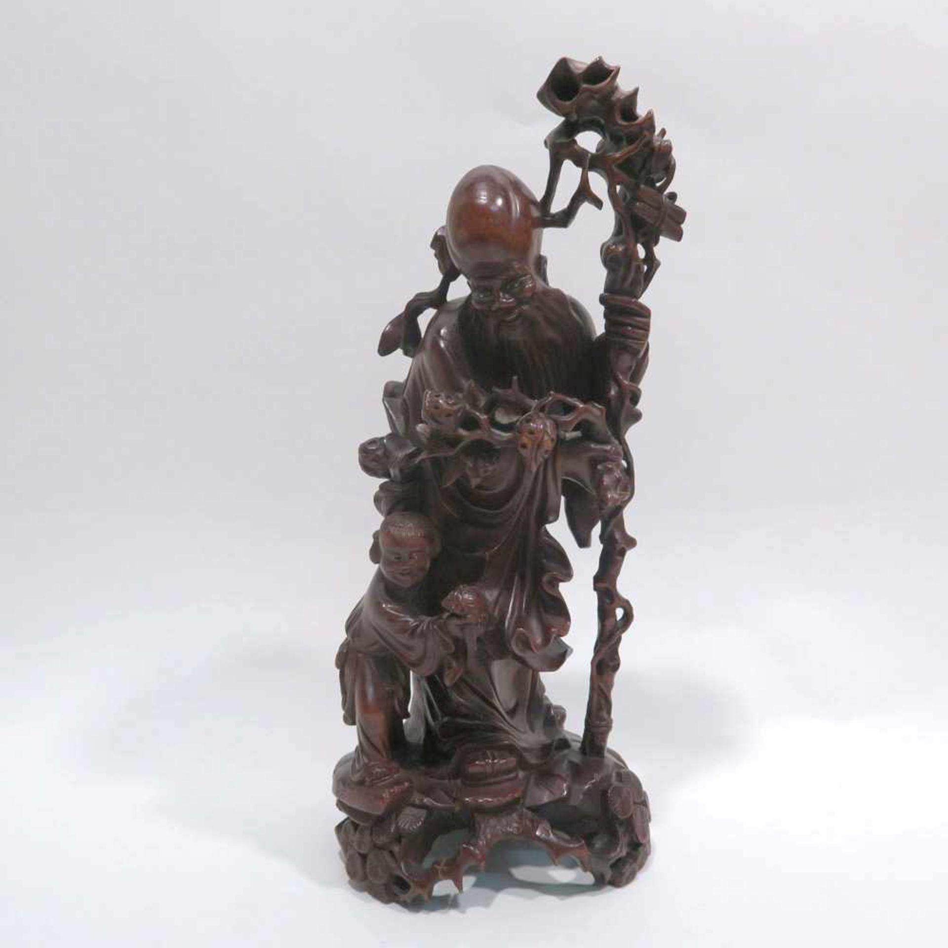 Shoulao mit einem KnabenChina. Holz, geschnitzt, rötlich gebeizt, eingelegte Augen. Besch. H. 36 - Bild 2 aus 2