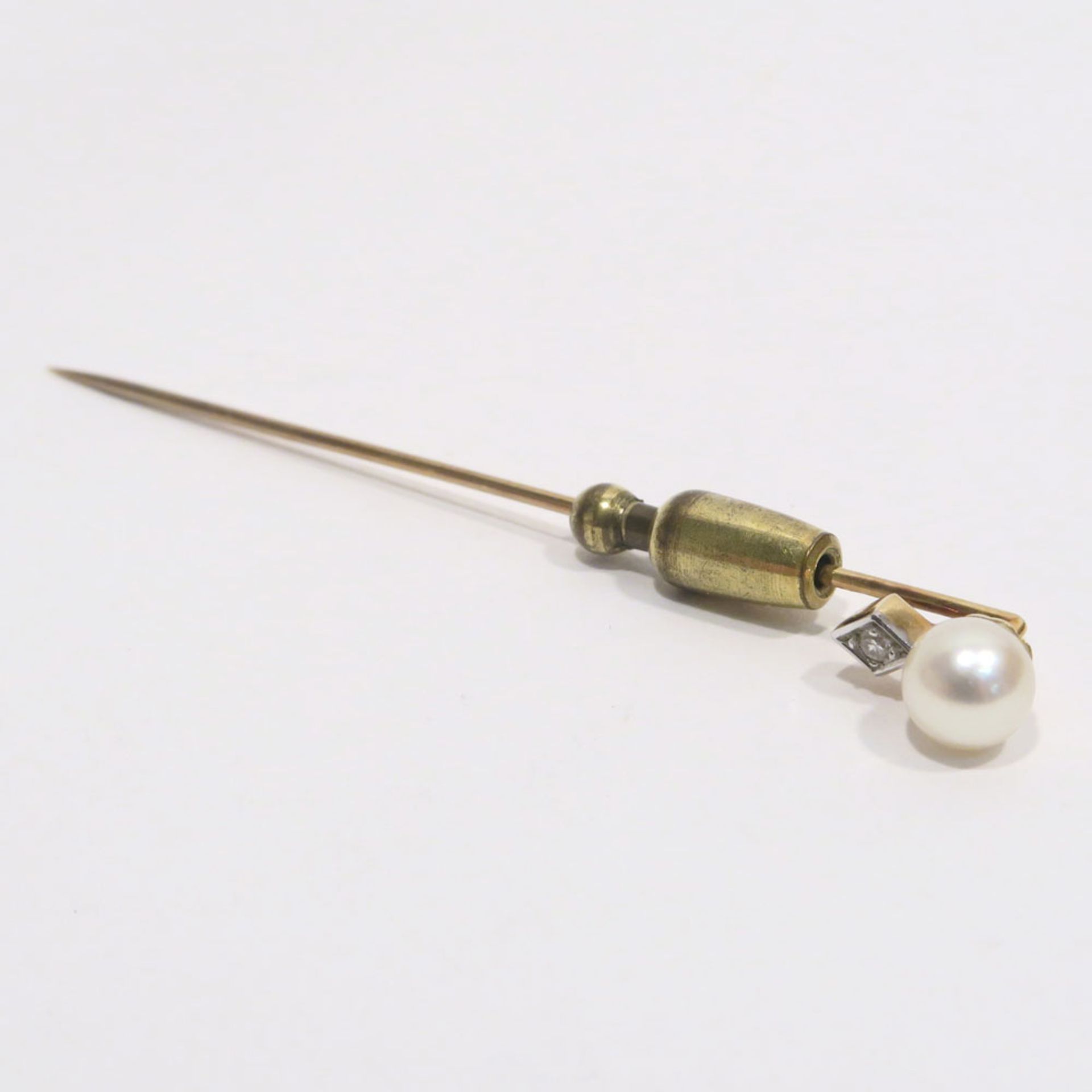 Anstecknadel14 K GG, Marken (585). Mit einer Perle und einem Kleindiamant. L. 7 cm. Ges. 2,7 g.