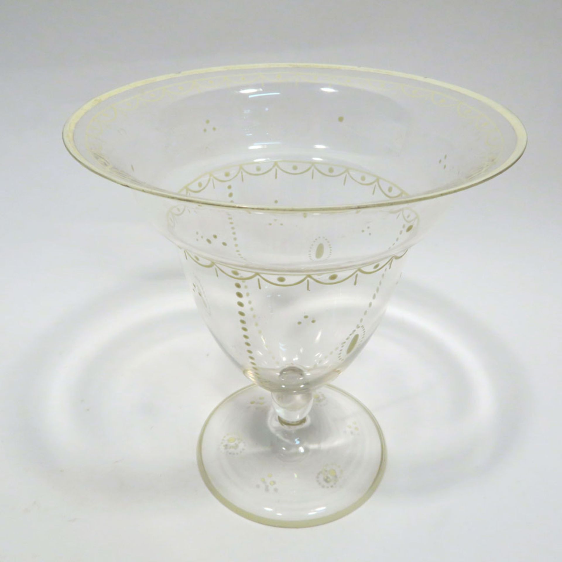 VaseFarbloses Glas mit weißem Emaildekor: Behangbordüren, Tupfenlinien etc. Min. best. H. 16 cm.