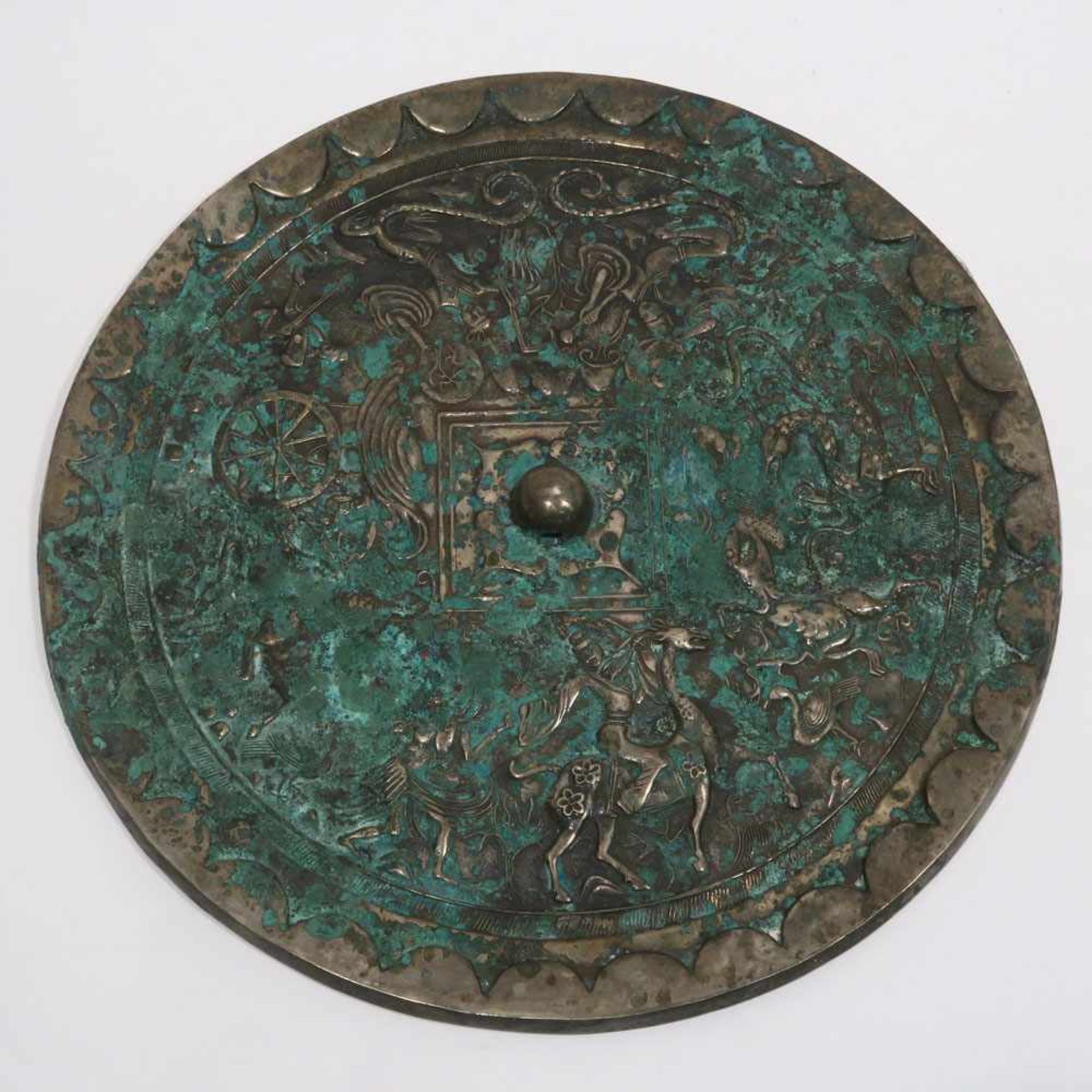 BronzespiegelChina. Bronze. Figürlicher Reliefdekor. Grünspan. Ø 36 cm.