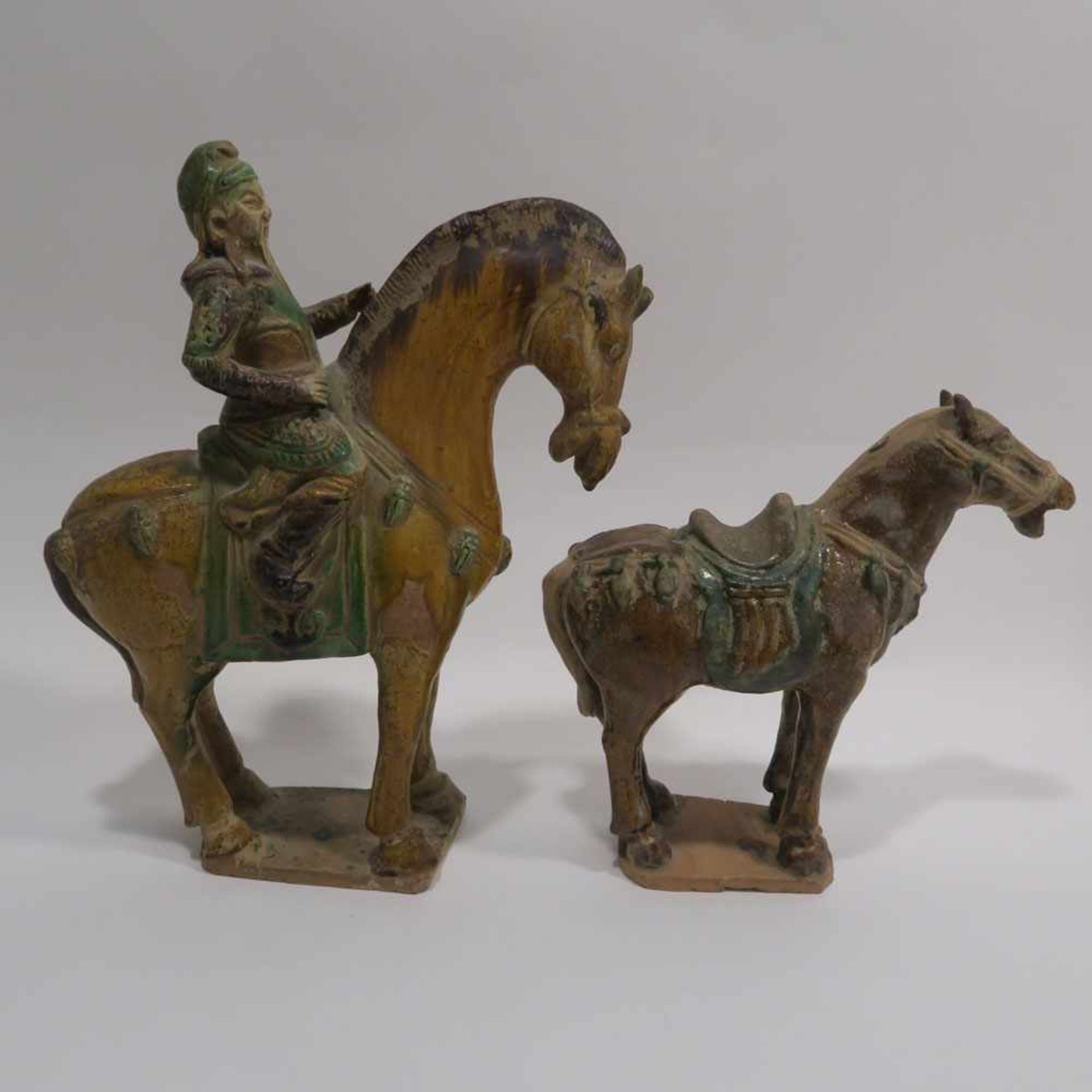 Pferd mit Reiter / PferdChina, im Tang-Stil. Keramik, farbig gefasst. Tlw. rest., tlw. besch. H. - Bild 5 aus 10