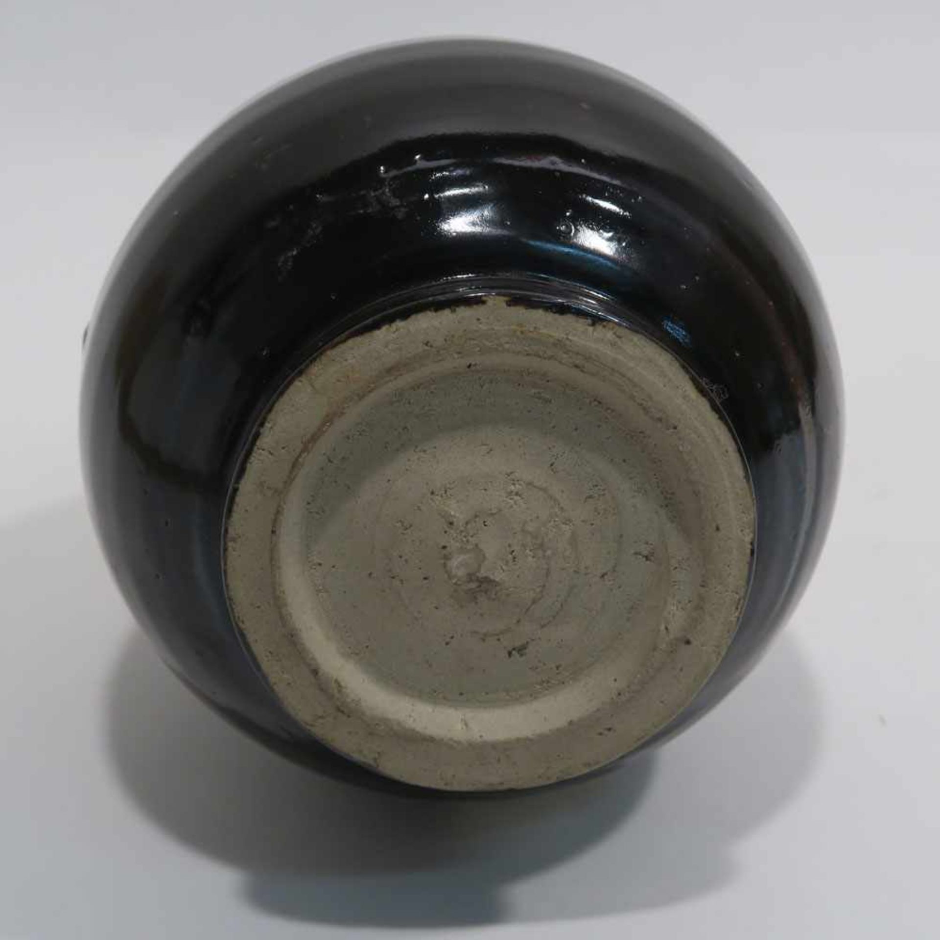 VaseChina, im Stil der Ming-Zeit. Steinzeug in der Art der Cizhou-Keramiken. Birnform mit - Bild 9 aus 10