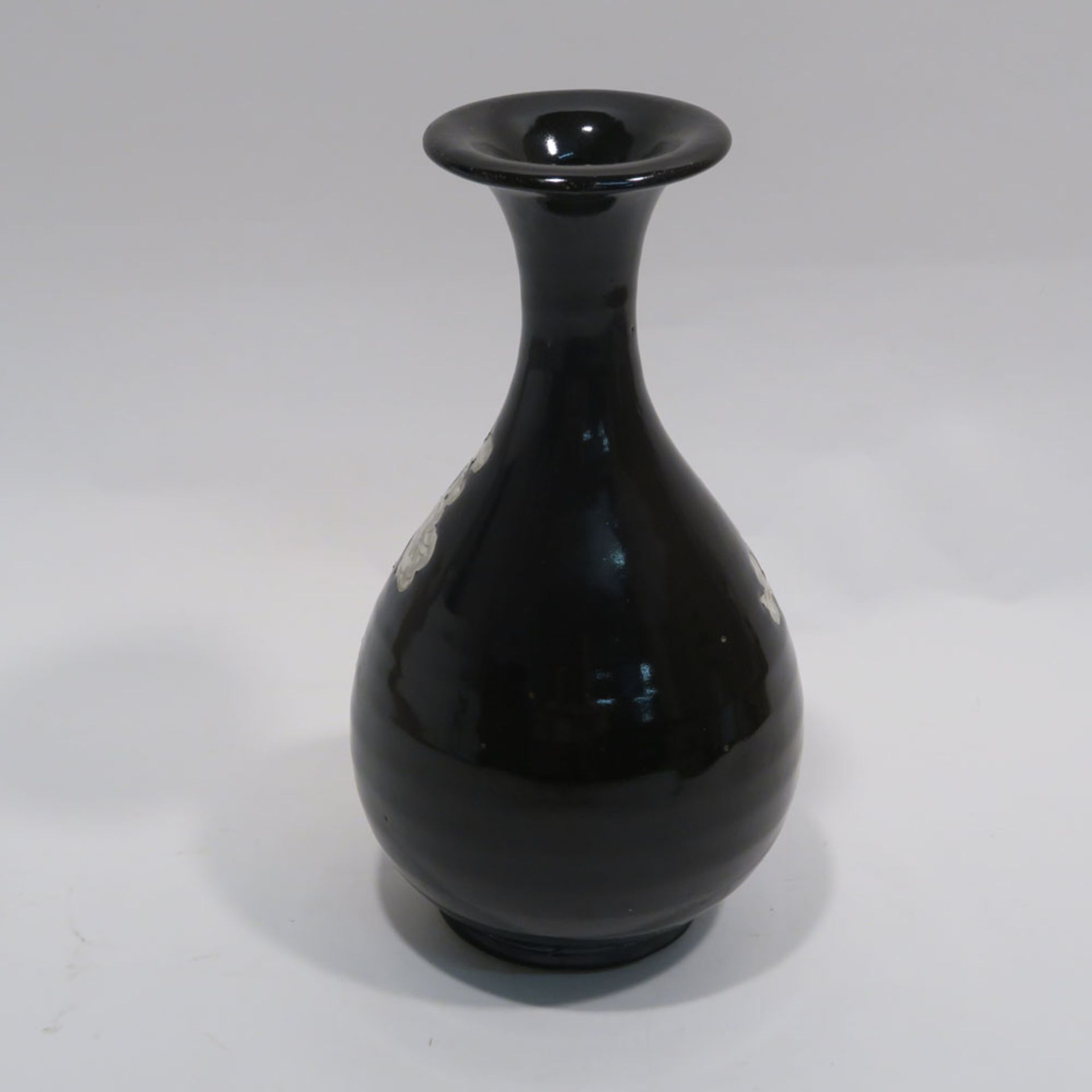 VaseChina, im Stil der Ming-Zeit. Steinzeug in der Art der Cizhou-Keramiken. Birnform mit - Bild 5 aus 10