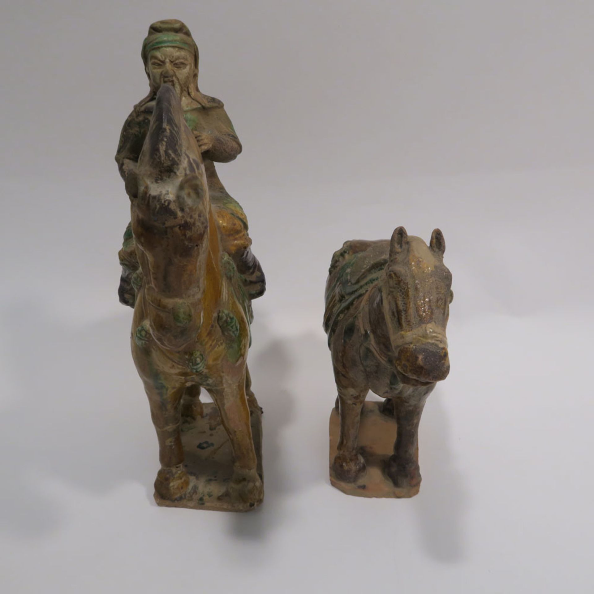 Pferd mit Reiter / PferdChina, im Tang-Stil. Keramik, farbig gefasst. Tlw. rest., tlw. besch. H. - Bild 9 aus 10