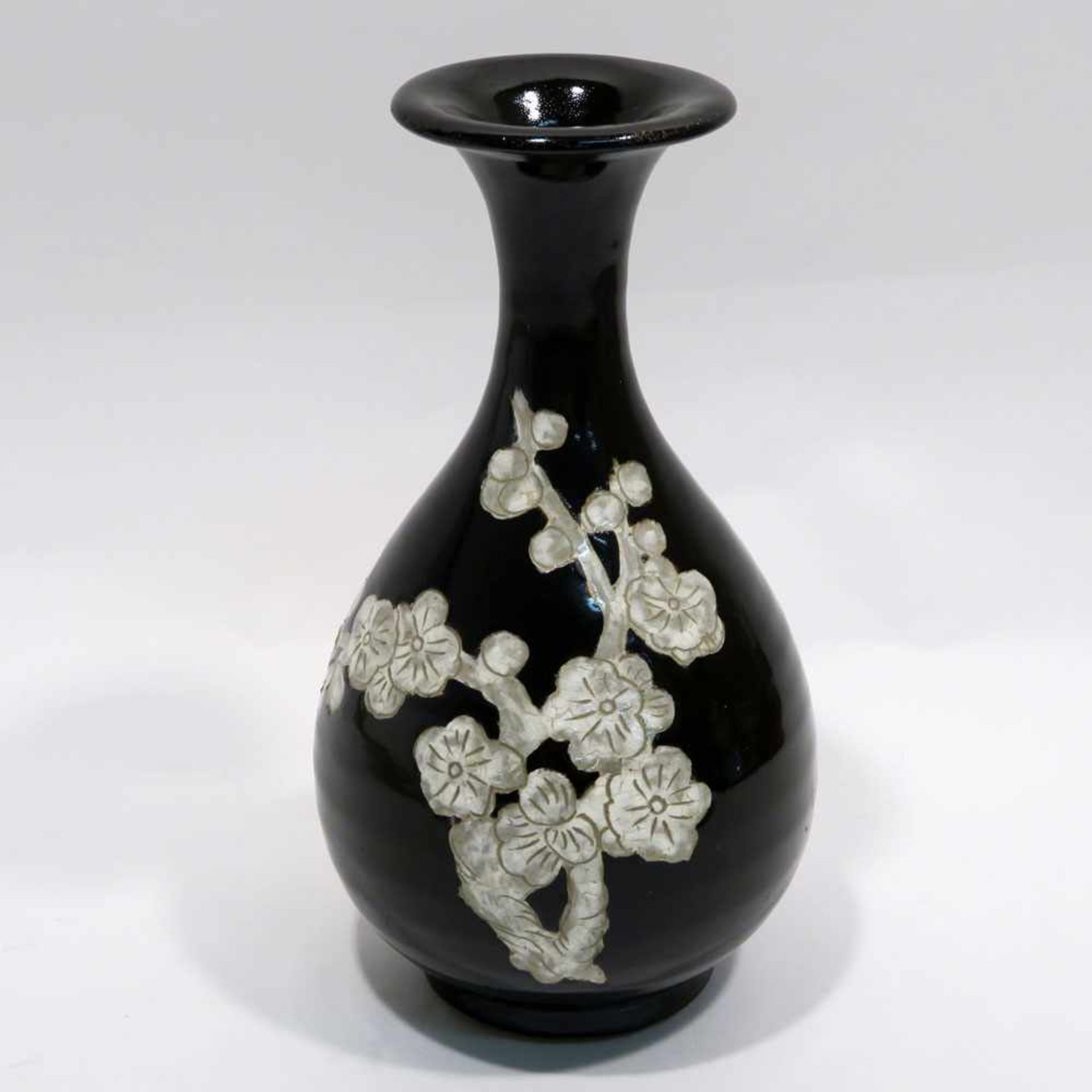 VaseChina, im Stil der Ming-Zeit. Steinzeug in der Art der Cizhou-Keramiken. Birnform mit - Bild 2 aus 10