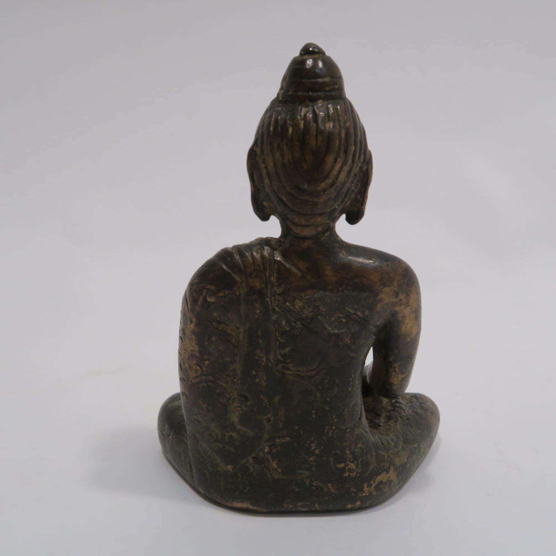 Buddha BhumisparshaWohl West-Himalaya. Bronze, kupferfarben patiniert, Reste von Vergoldung. - Image 4 of 6