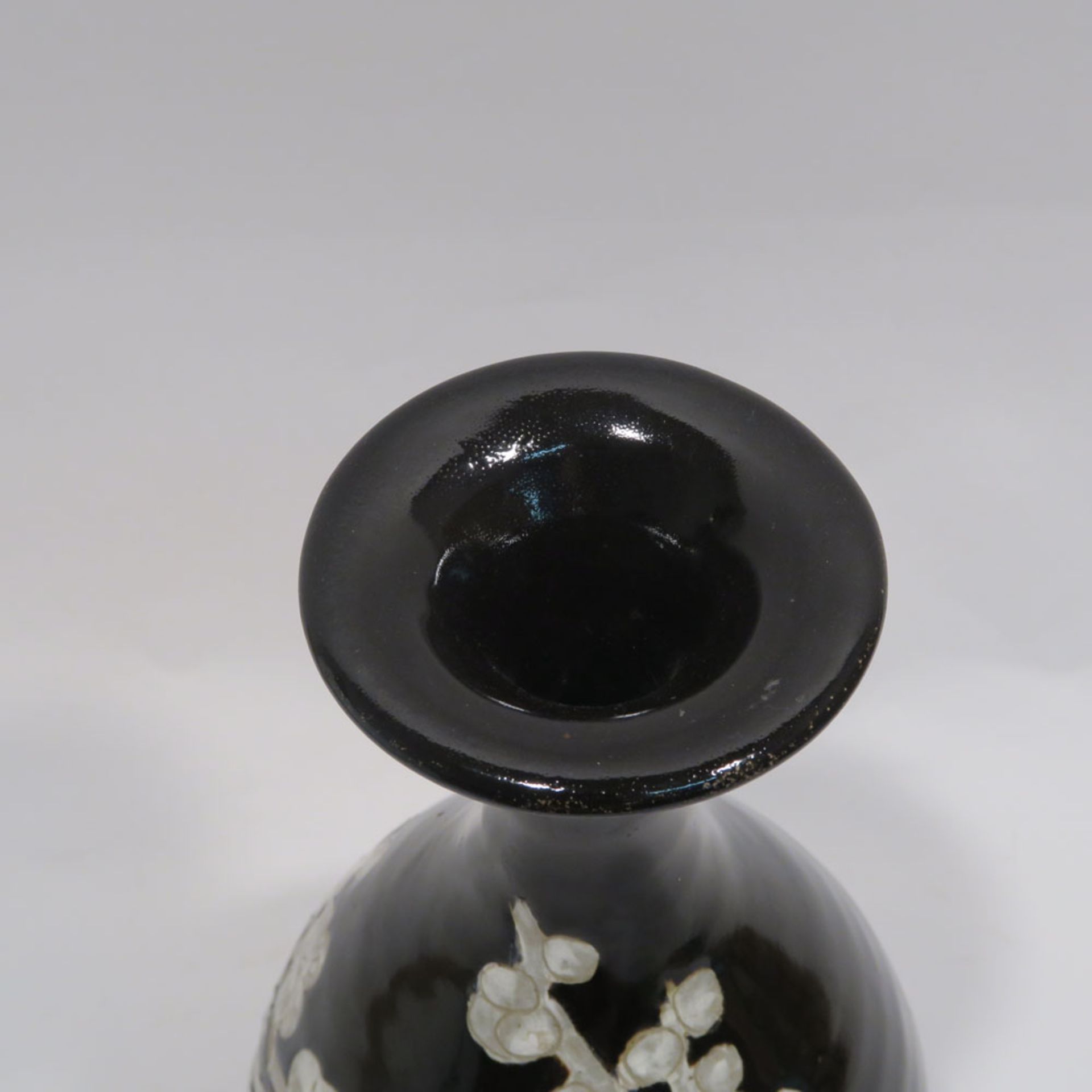 VaseChina, im Stil der Ming-Zeit. Steinzeug in der Art der Cizhou-Keramiken. Birnform mit - Bild 7 aus 10