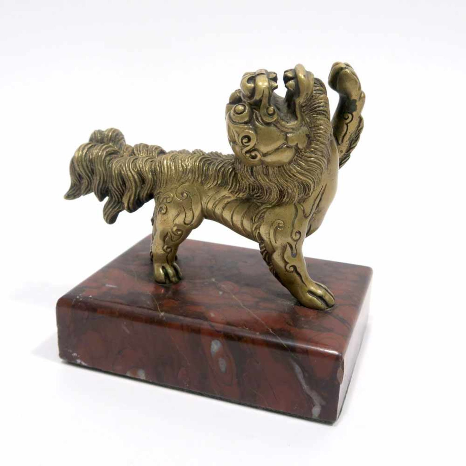 Fo-HundChina. Bronze, auf rotem Marmorsockel. H. (ohne Sockel): 6,5 cm. - Bild 2 aus 2