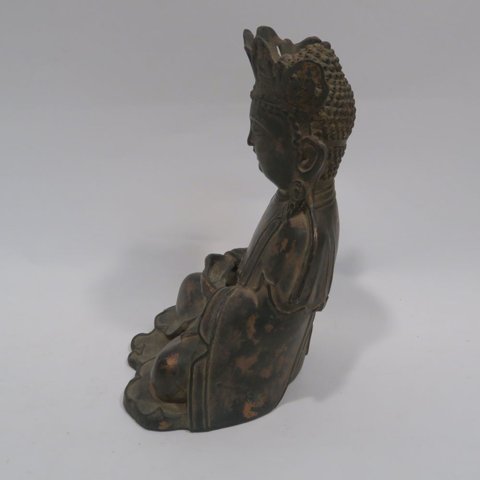 Buddha AmitabhaChina. Bronze. Reliefmarke auf der Rückseite. Min. besch. H. 21 cm. - Bild 4 aus 10