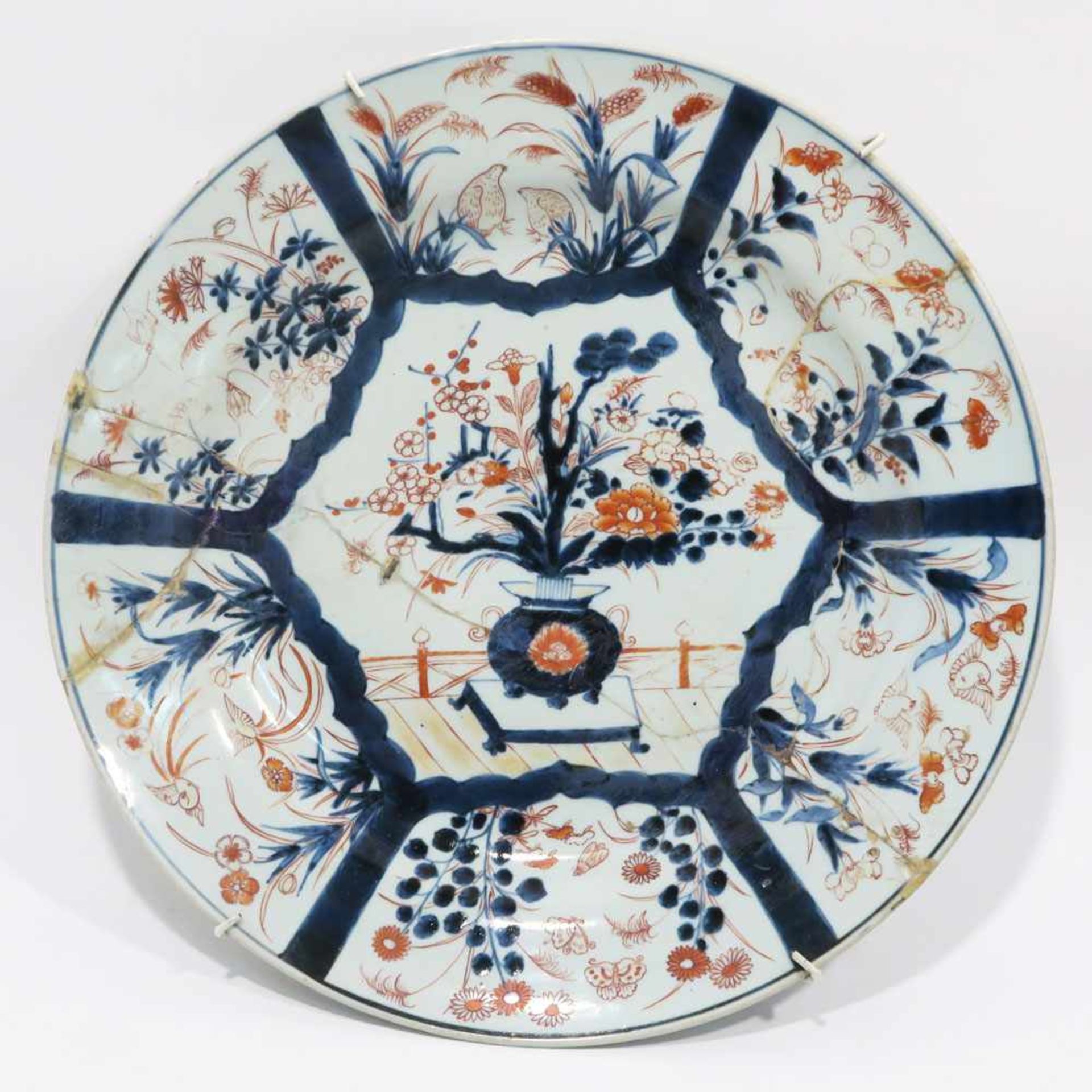 Imari-PlatteWohl China. Porzellan. Dekor in Unterglasurblau und Eisenrot: Im Spiegel Blumenstrauß