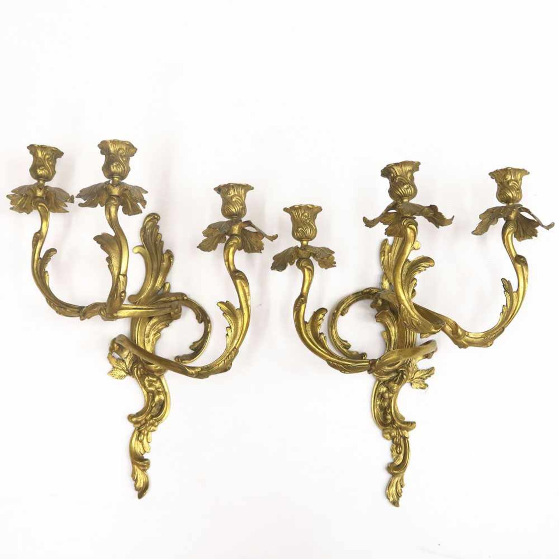 Paar AppliquenLouis-XV-Stil. Bronze, vergoldet. Dreiflammig mit Rocaille-, Akanthus- und