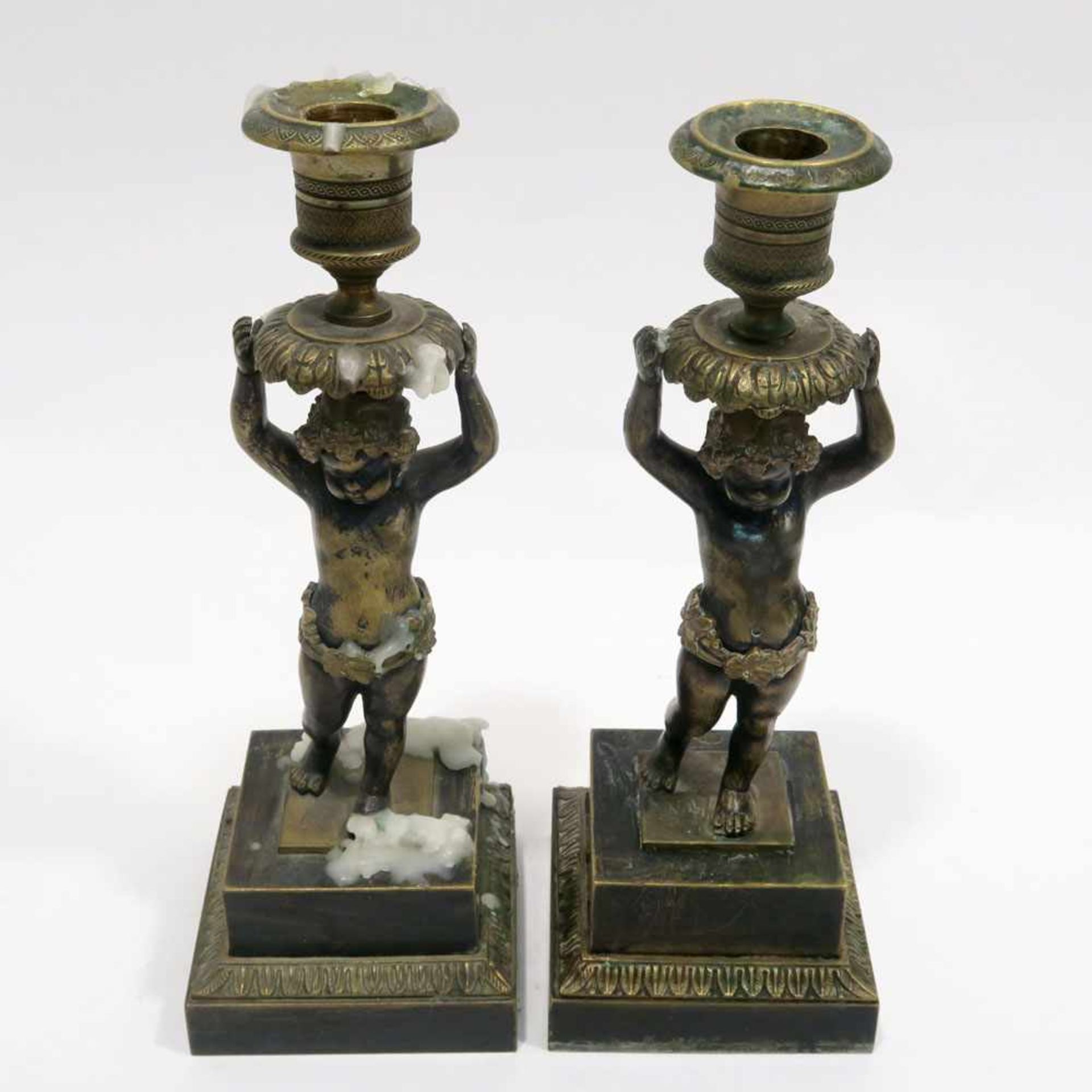 Paar KerzenleuchterWohl 19. Jh. Bronze. Einflammig, Puttenfigur mit Weinreben- und -laubkränzen um - Image 2 of 2