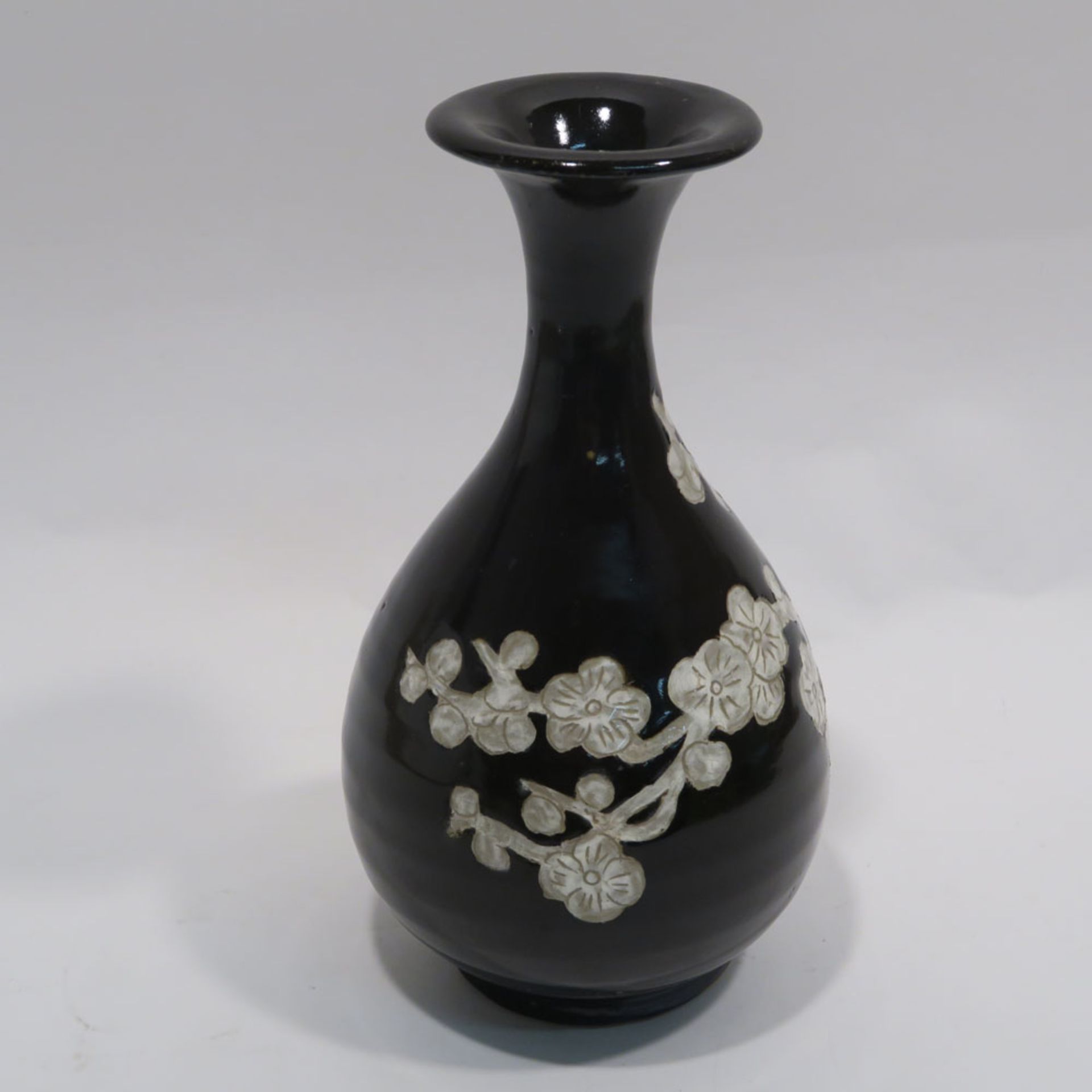 VaseChina, im Stil der Ming-Zeit. Steinzeug in der Art der Cizhou-Keramiken. Birnform mit - Bild 4 aus 10