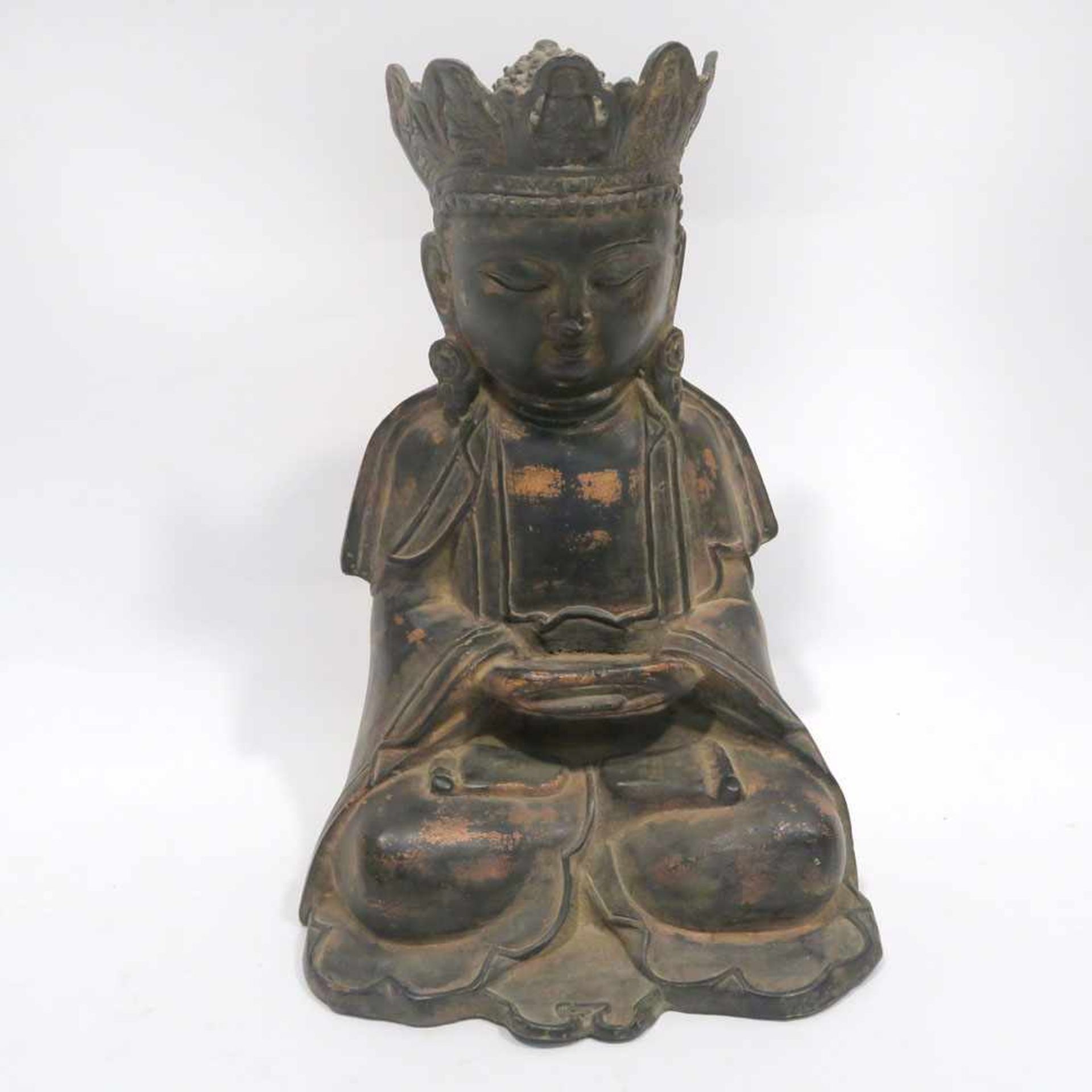 Buddha AmitabhaChina. Bronze. Reliefmarke auf der Rückseite. Min. besch. H. 21 cm.