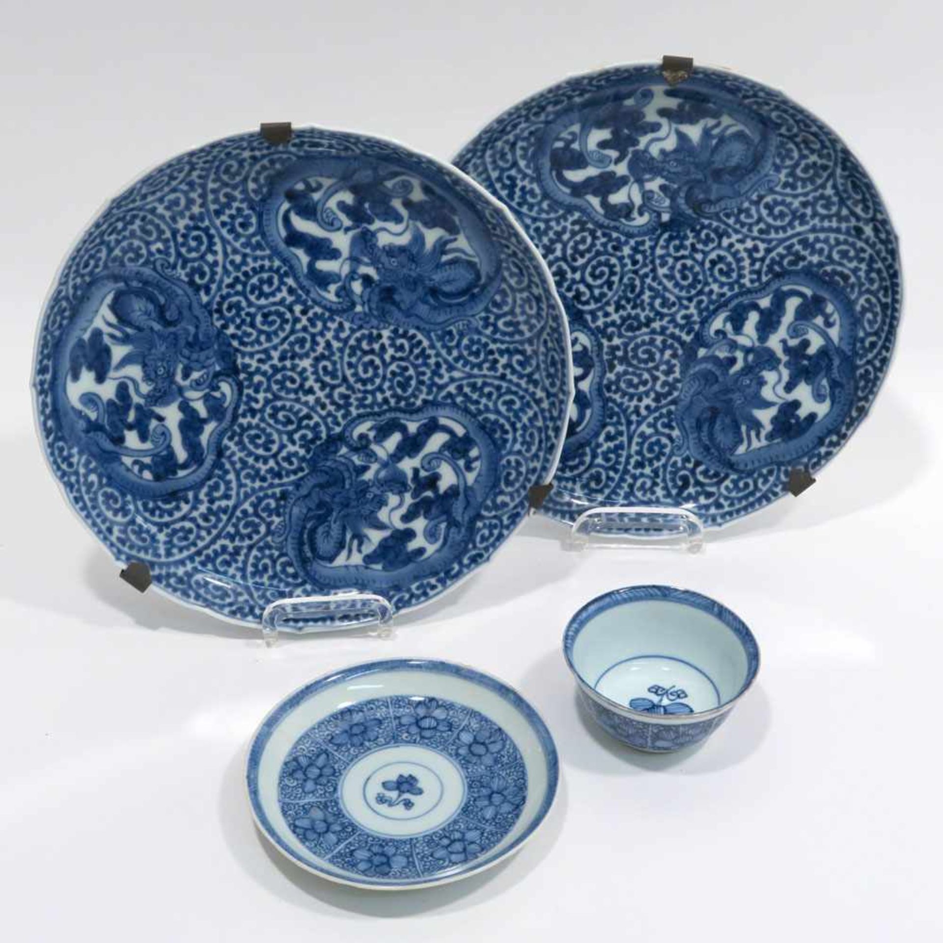 Ein Paar Teller / Koppchen mit UntertasseChina. Porzellan. Blaudekore: Spiralranken und drei