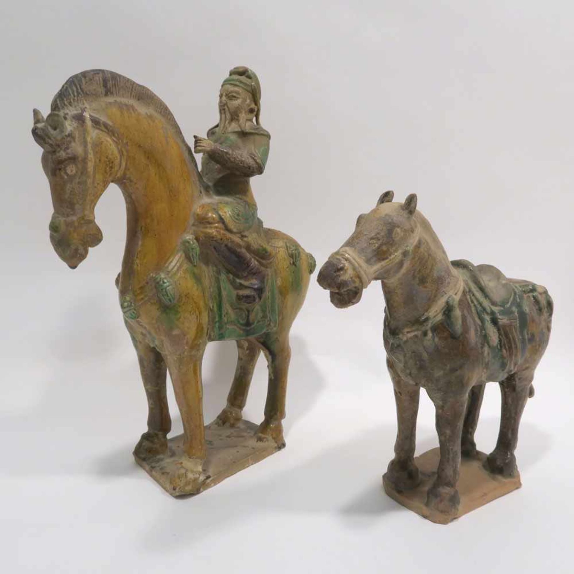 Pferd mit Reiter / PferdChina, im Tang-Stil. Keramik, farbig gefasst. Tlw. rest., tlw. besch. H.