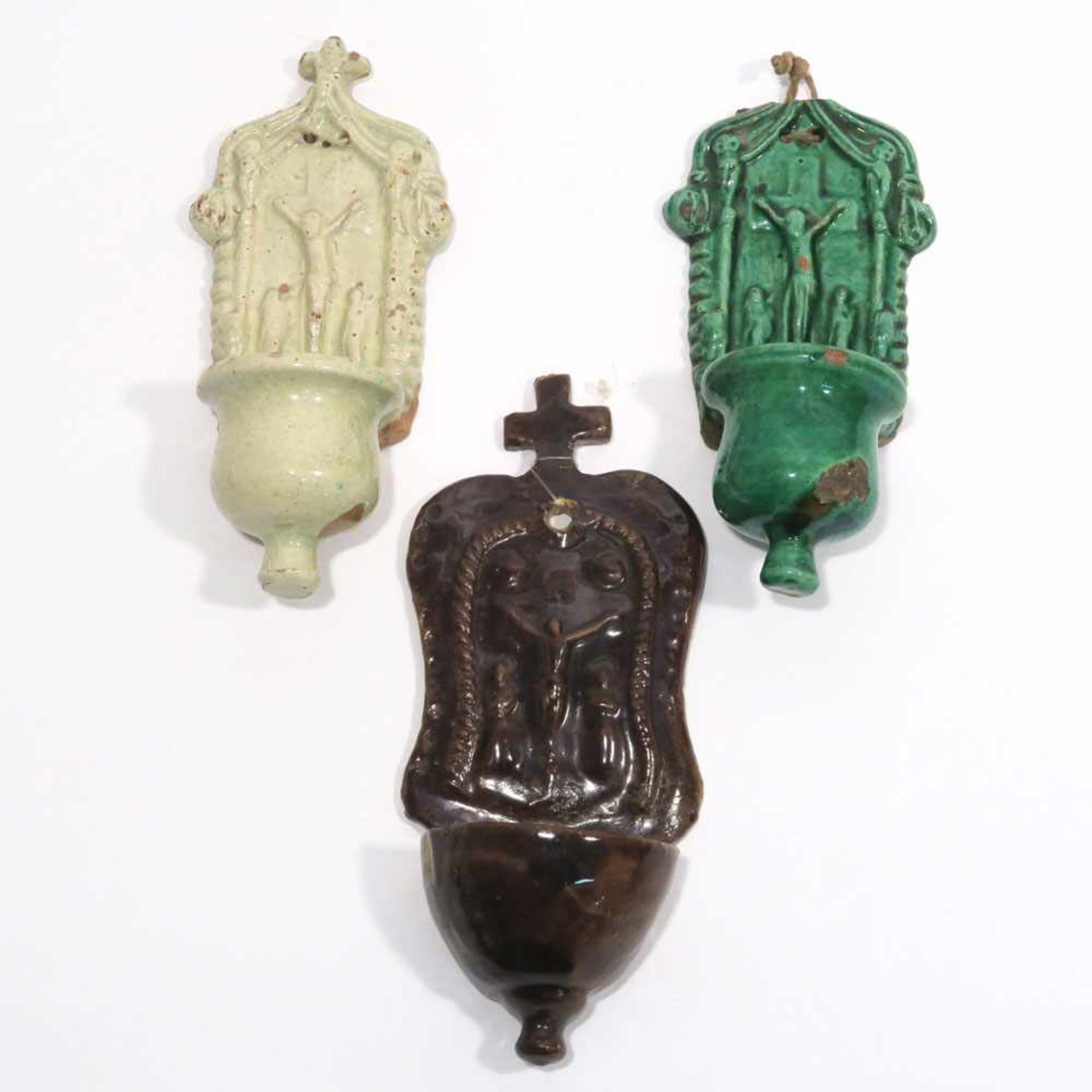 Drei Wand-WeihwasserbeckenWohl 19. Jh. Keramik, grün, braun bzw. grünlich-weiß glasiert. - Bild 2 aus 2