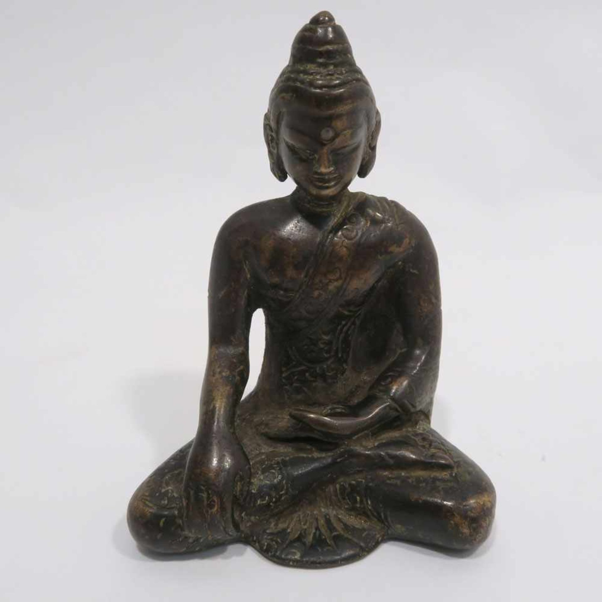 Buddha BhumisparshaWohl West-Himalaya. Bronze, kupferfarben patiniert, Reste von Vergoldung. - Image 2 of 6