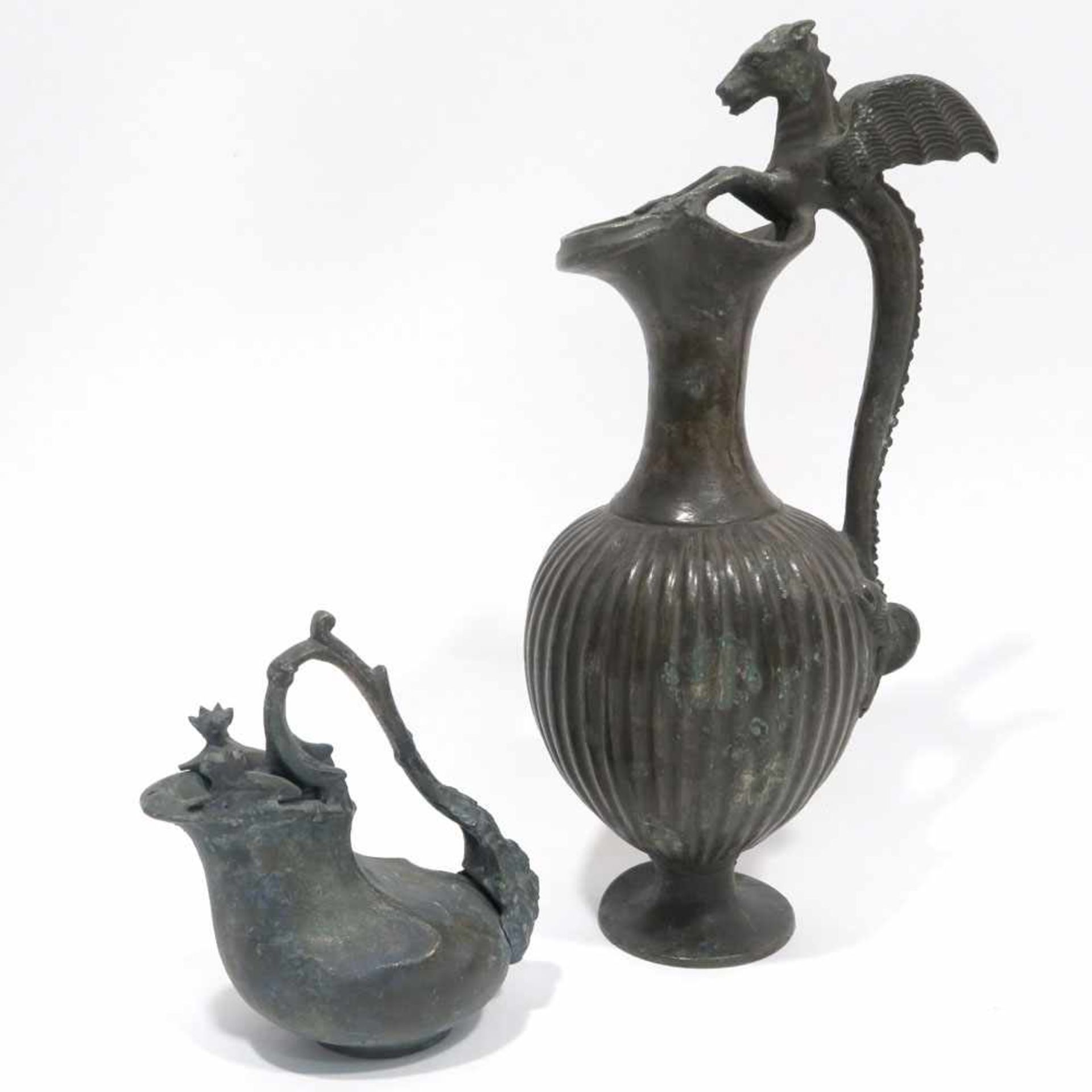 Öllampe und VaseBronze. Grün bzw. schwarz patiniert. Die Öllampe mit zwei Tierfiguren am Ausguss und - Bild 2 aus 2