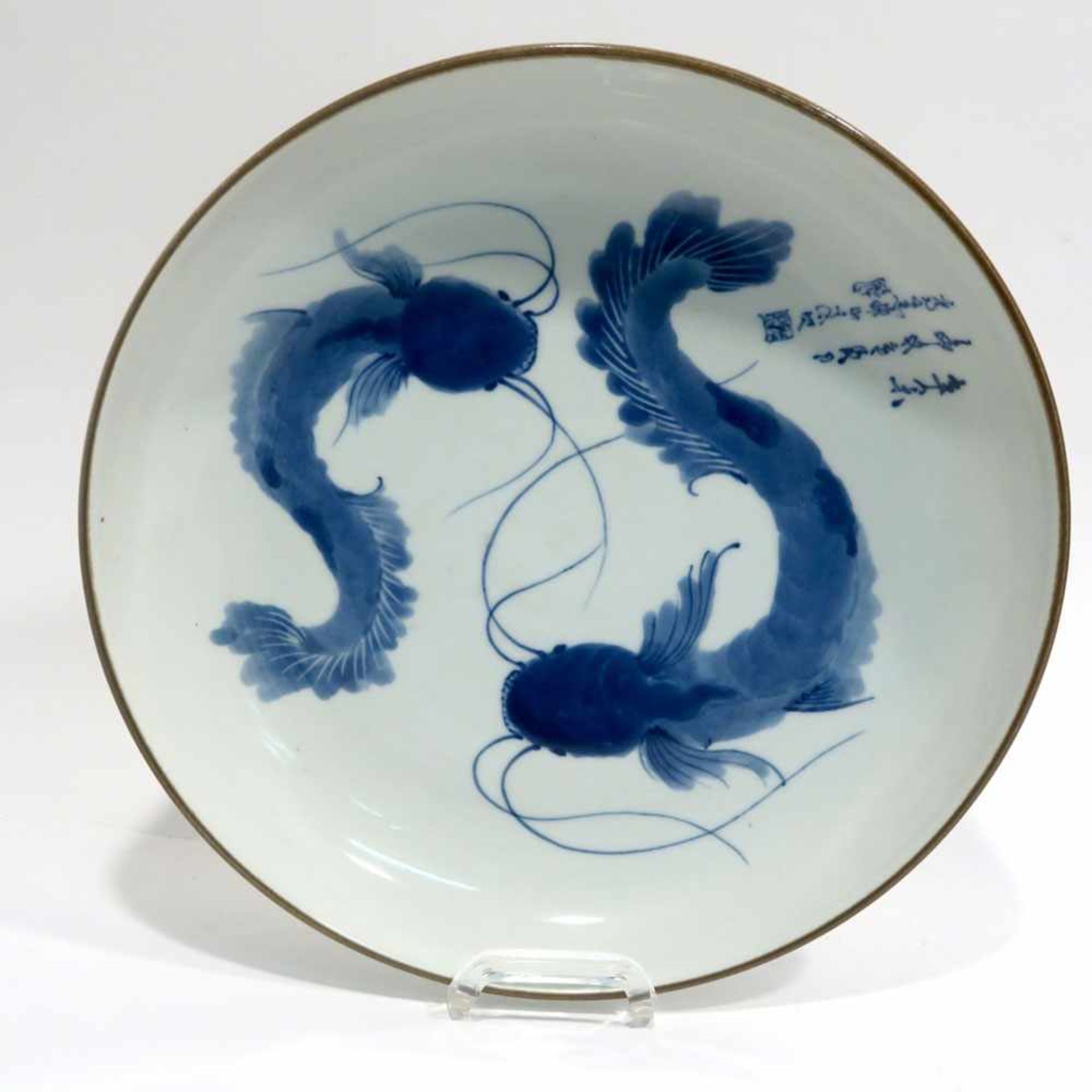SchalePorzellan. Blaudekor: zwei Fische, Inschrift. Brauner Rand. Blaumarke. Ø 26 cm.