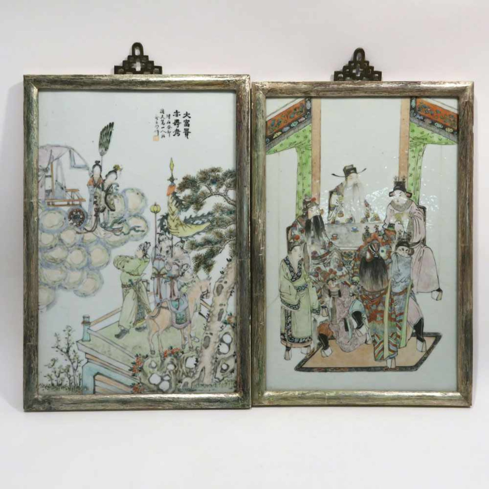 Zwei Bildplatten: Figürliche SzenenChina. Porzellan. Schmelzfarbendekor. Je 38,5 x 25 cm. Tlw.