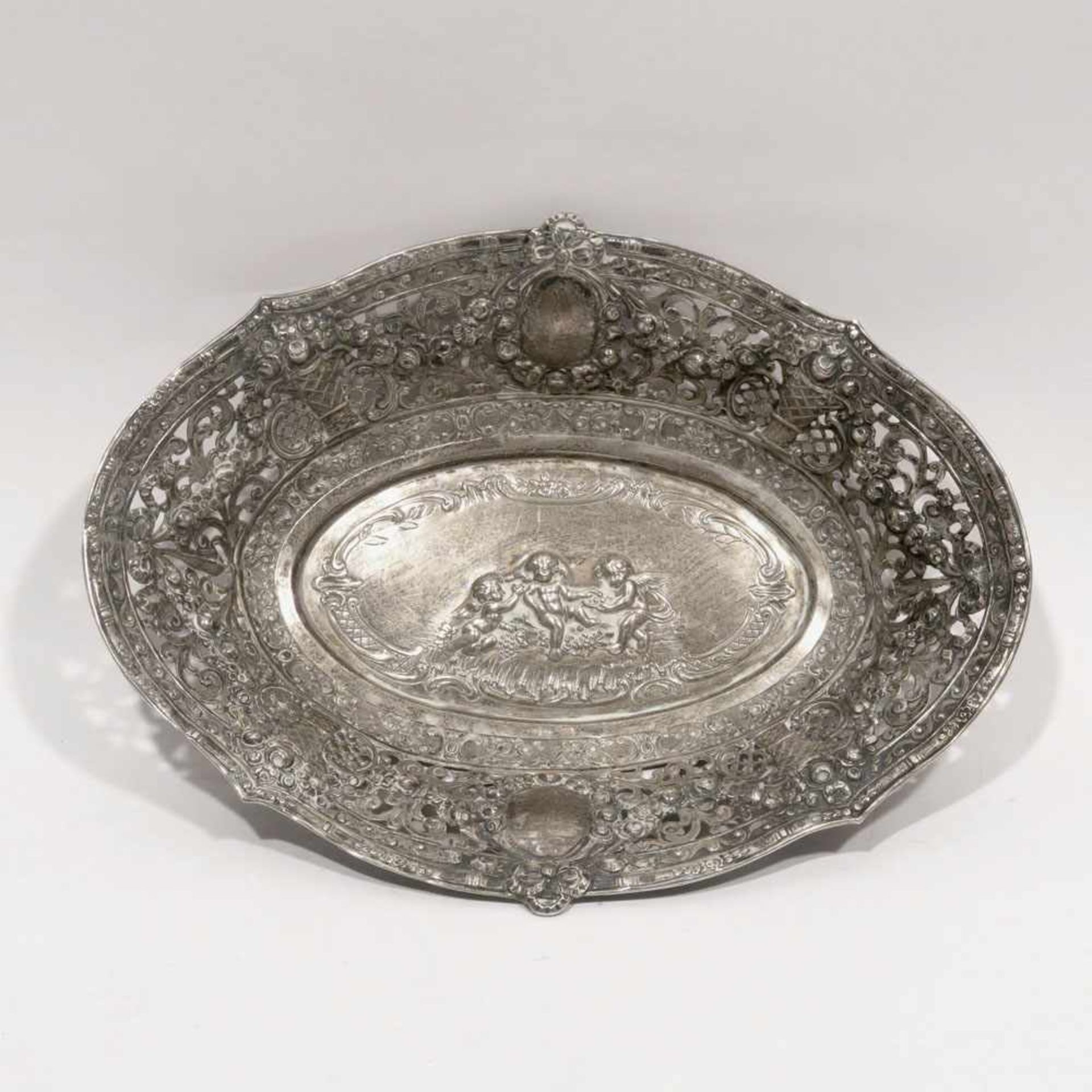 ZierschaleHanau, Kunz J. & Co. Silber. Oval, geschwungener Rand mit reliefiertem Durchbruchdekor mit