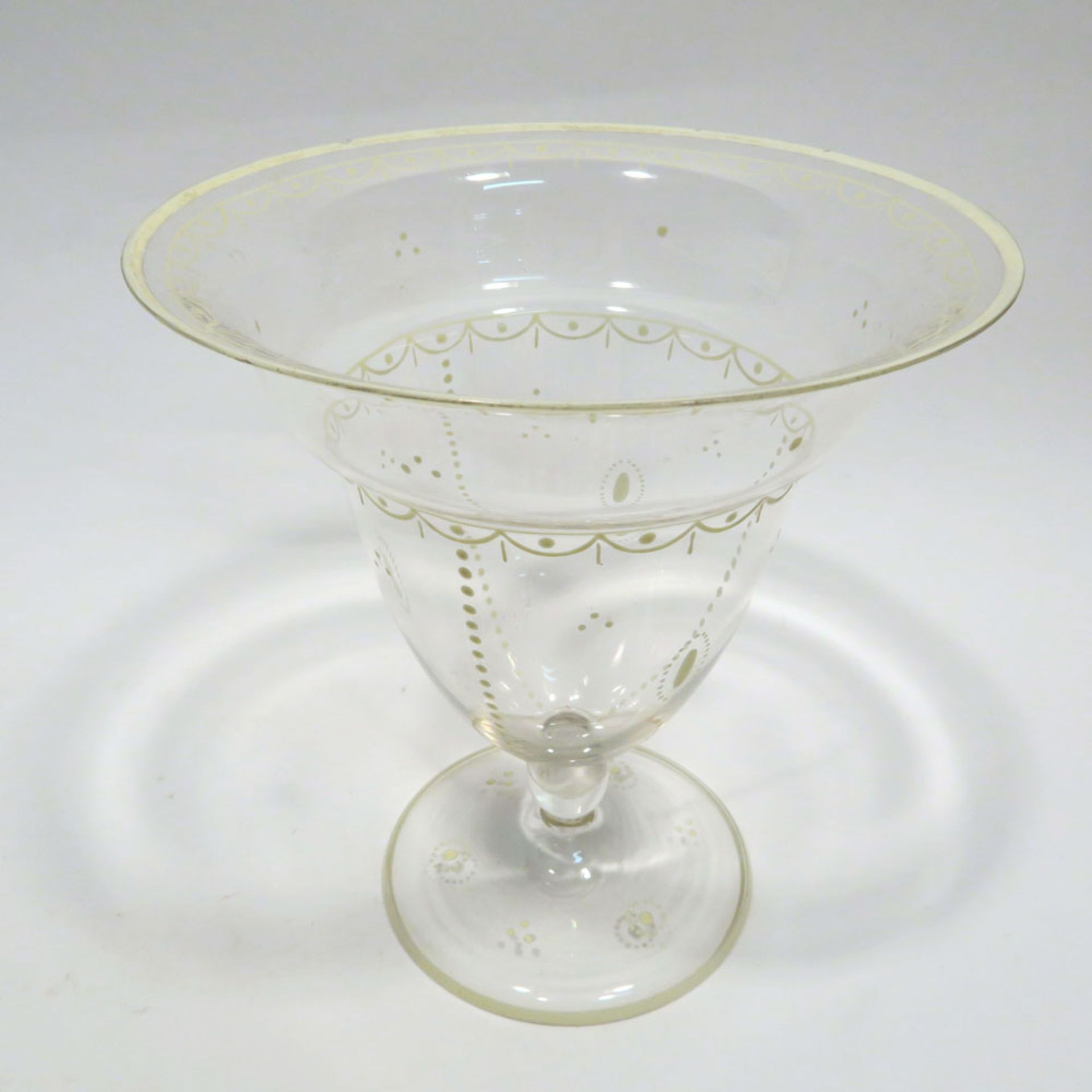 VaseFarbloses Glas mit weißem Emaildekor: Behangbordüren, Tupfenlinien etc. Min. best. H. 16 cm. - Image 2 of 2