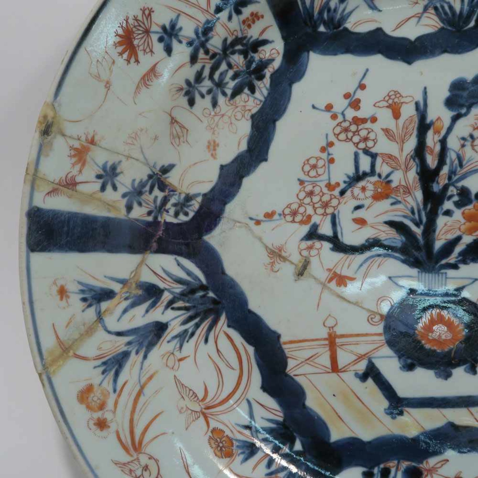 Imari-PlatteWohl China. Porzellan. Dekor in Unterglasurblau und Eisenrot: Im Spiegel Blumenstrauß - Bild 5 aus 6