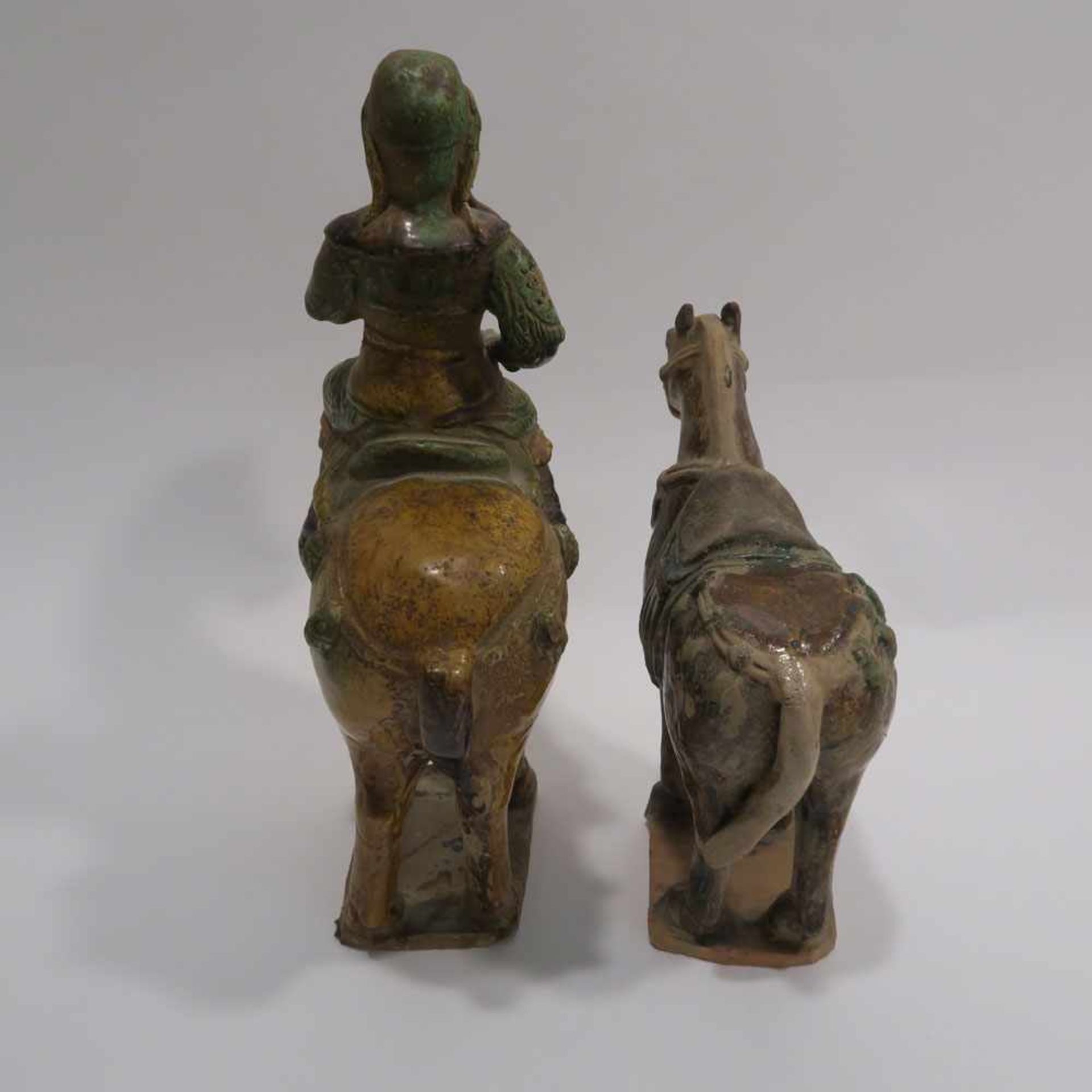 Pferd mit Reiter / PferdChina, im Tang-Stil. Keramik, farbig gefasst. Tlw. rest., tlw. besch. H. - Bild 8 aus 10