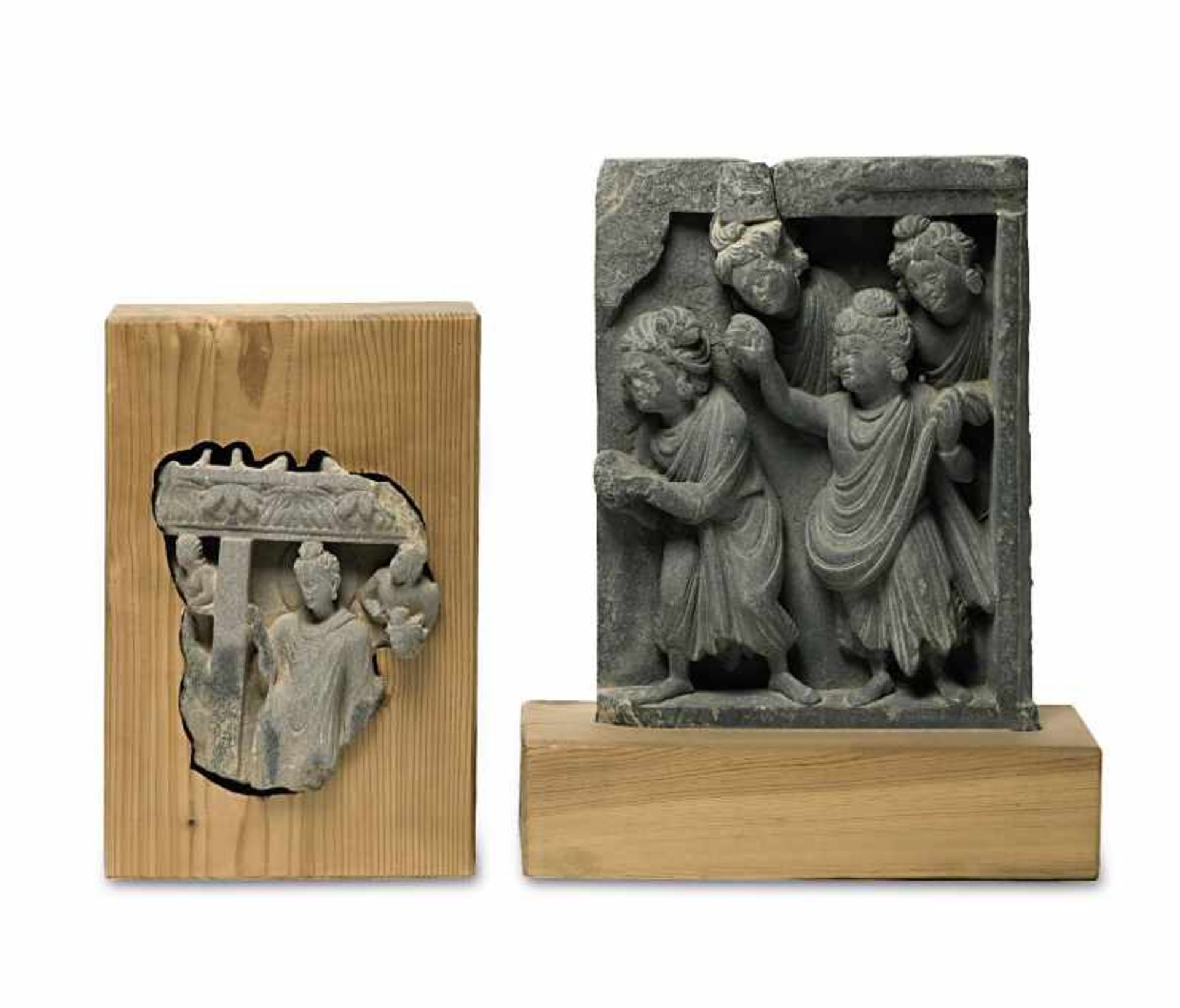 Zwei figürliche RelieffragmenteGandhara, 2. - 4. Jh. (?) Grauer Schiefer. Vier männliche, nach links