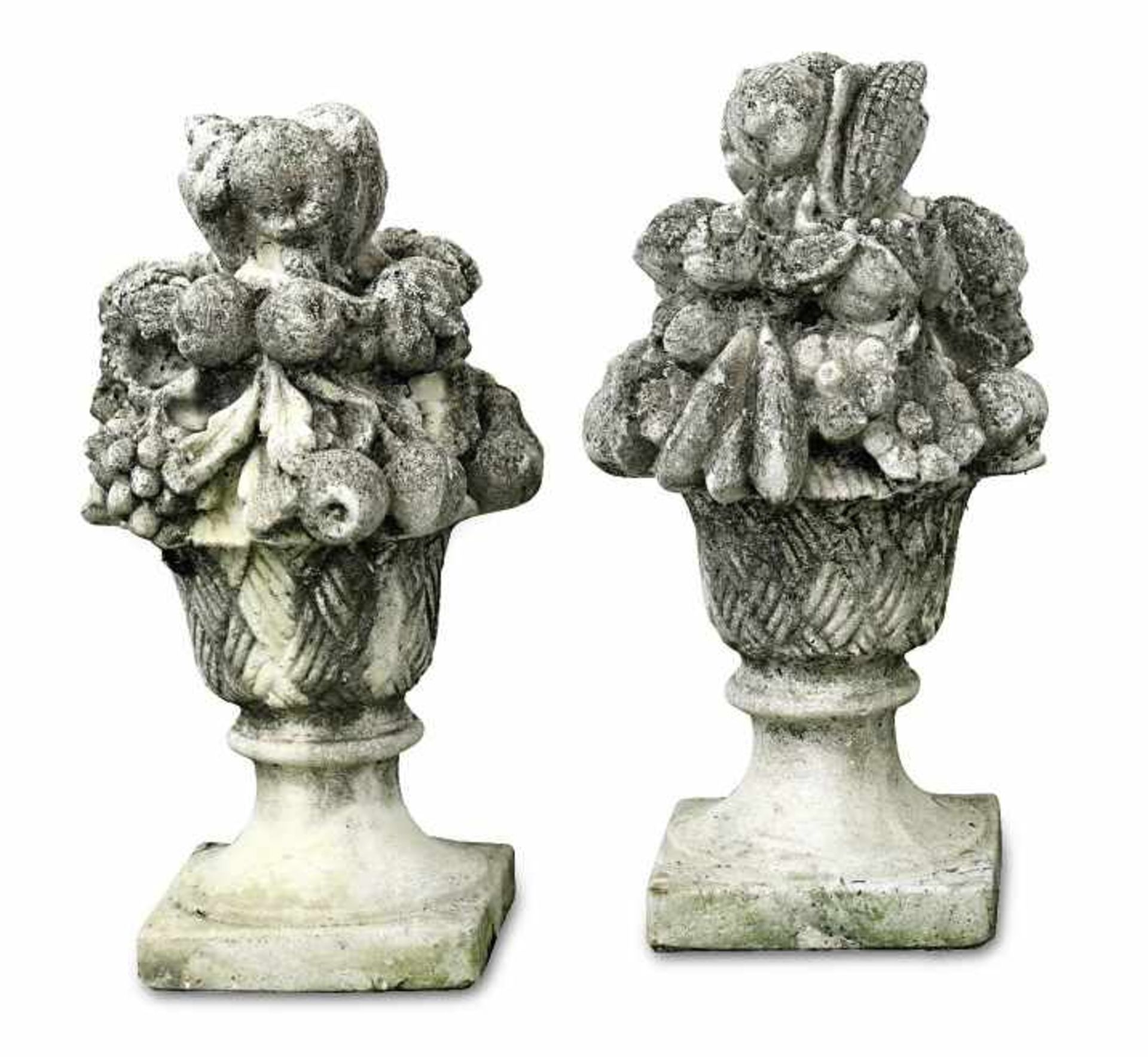 Gartenfiguren: Paar BlumenvasenSteinguss. Tlw. min. best. H. 50 cm