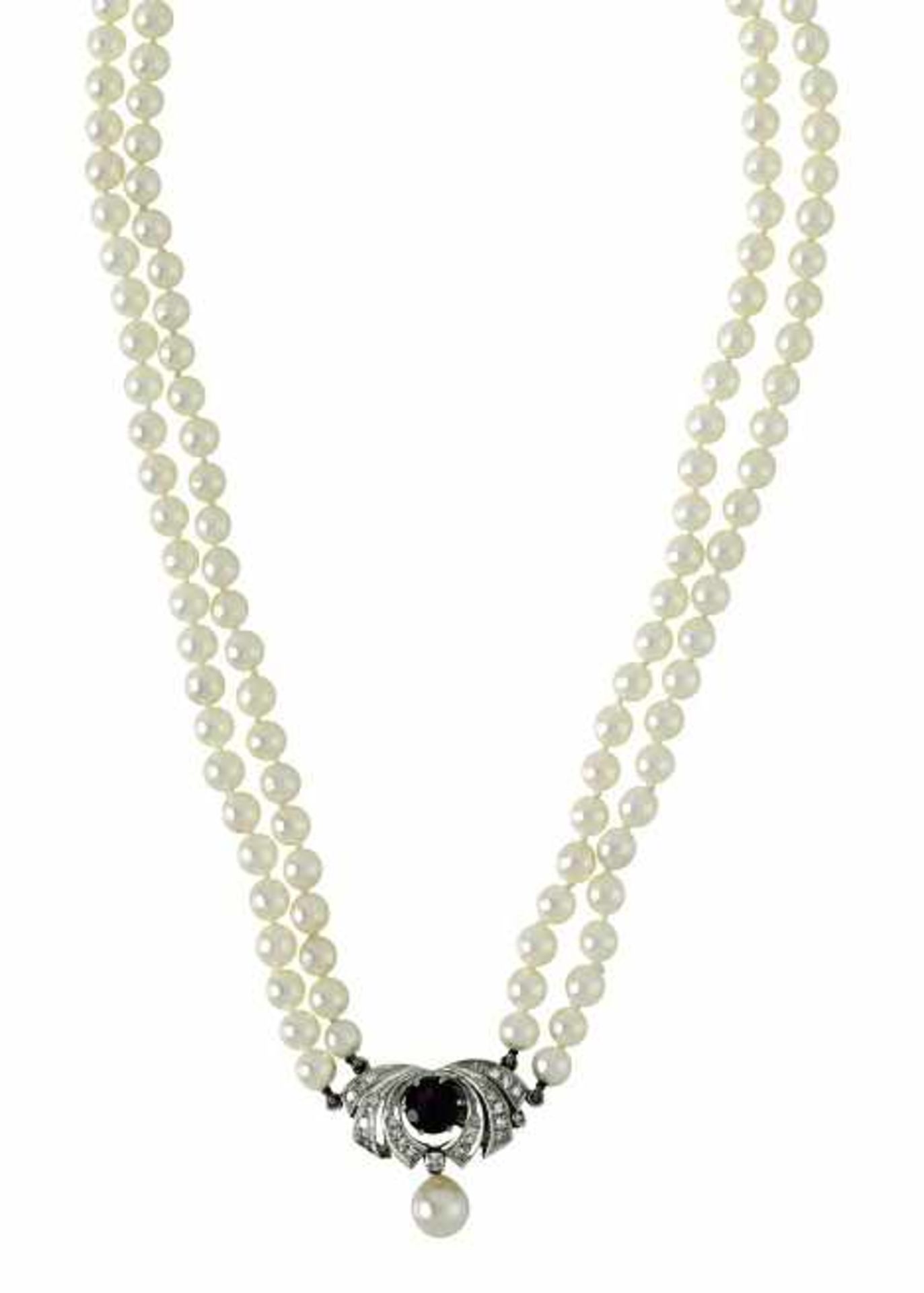 Akoja-ZuchtperlenketteZweireihige Kette mit weißen Perlen, Ø der Perlen ca. 5,4 mm. Zierschließe