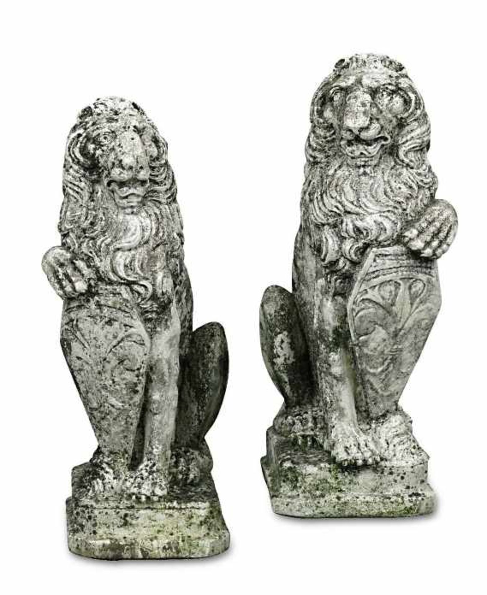 Gartenfiguren: Paar WappenlöwenSteinguss. H. ca. 52,5 cm