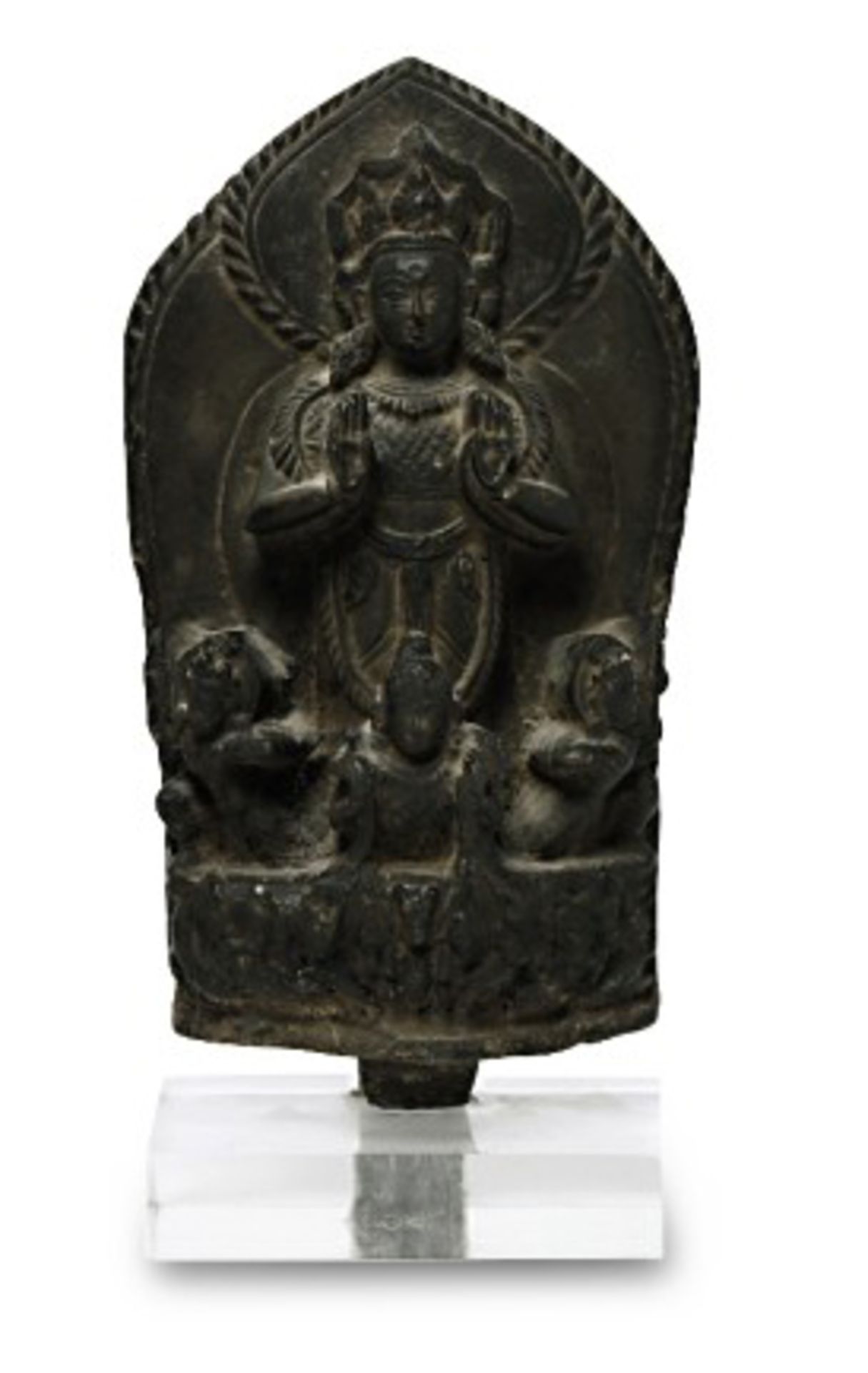 Kleine Reliefstele: Der Sonnengott SuryaIndien, wohl 19./20. Jh, im Stil der Pala-Zeit Schwarzer