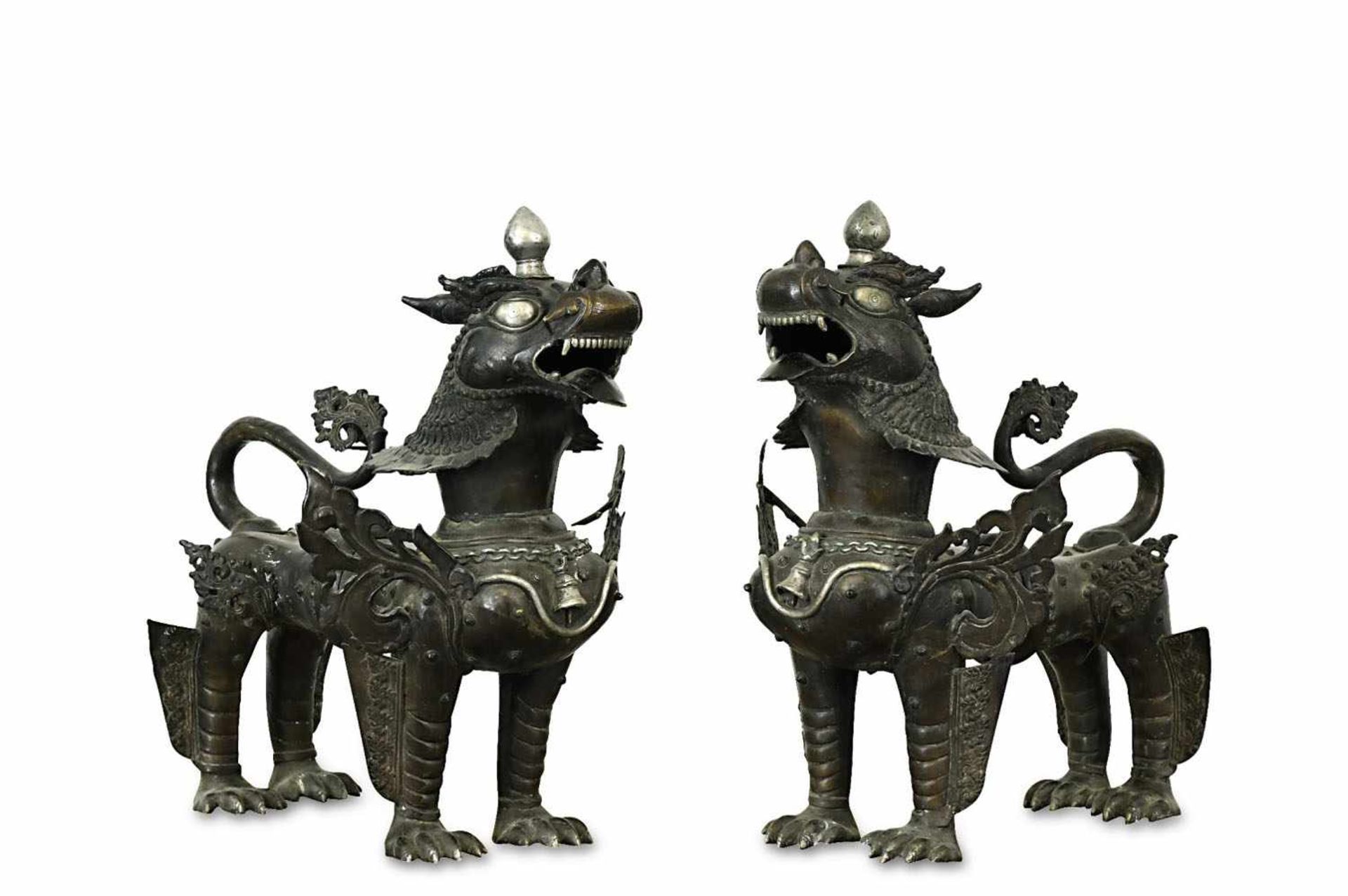 Ein Paar große QilinChina Bronze, braun patiniert. Tlw. min. besch. H. ca. 61 cm