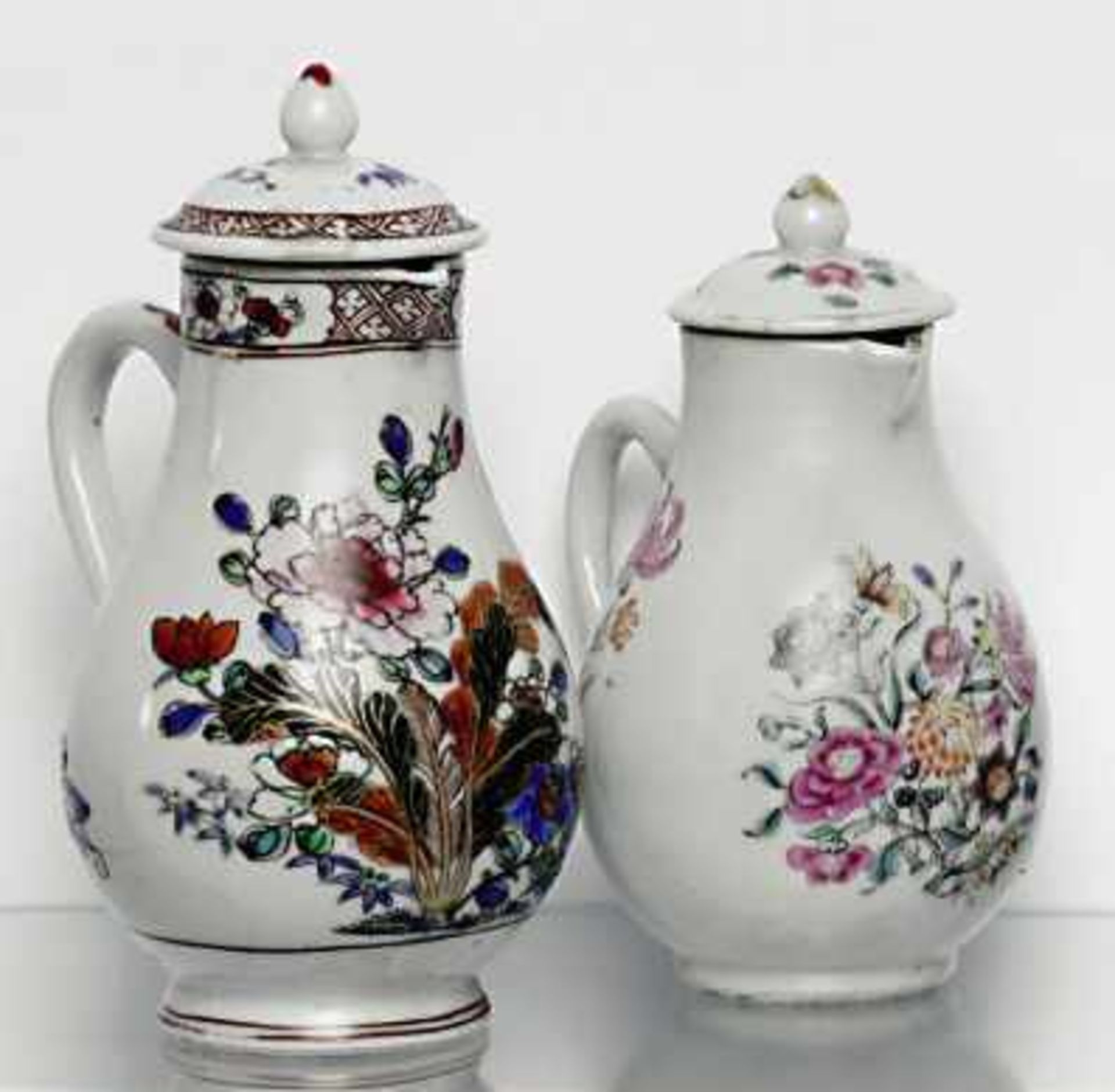 Zwei KännchenChina, Qing Porzellan. Birnform. Florale Schmelzfarbendekore. Goldstaffage. Berieben,