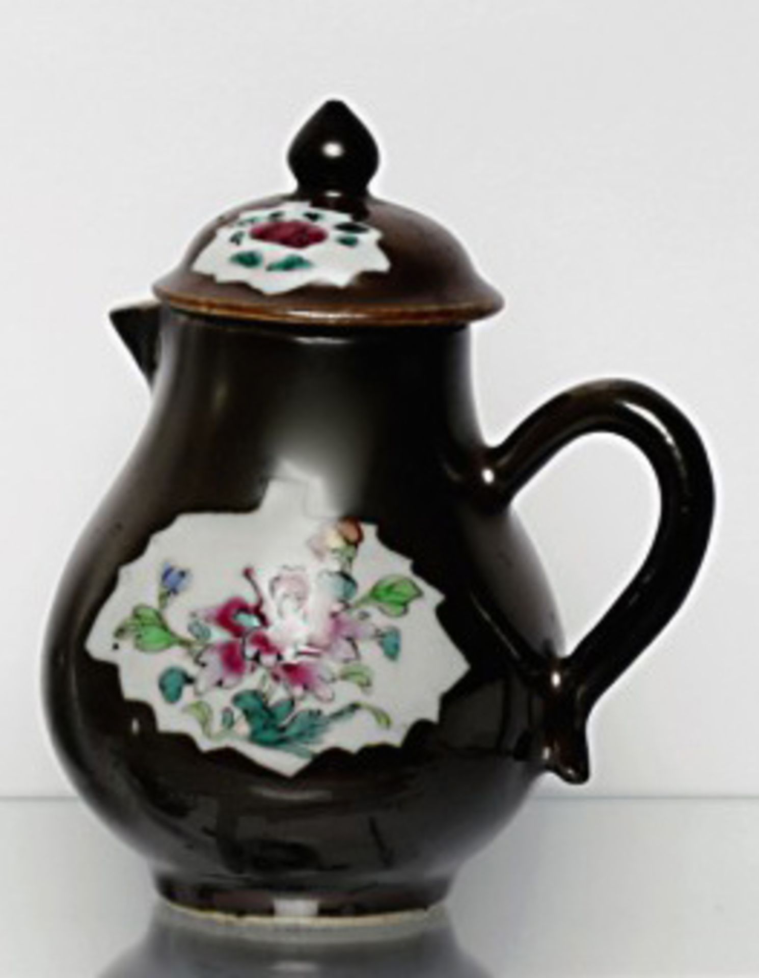 KännchenChina, Qing, 18. Jh. Porzellan. Birnform mit "Café au Lait"-Glasur und famille-rose-