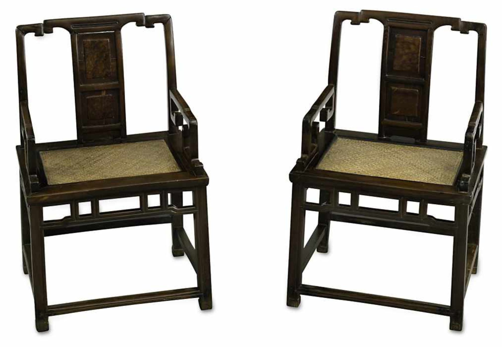 Paar ArmlehnstühleChina Hartholz, lackiert. Auf verstrebtem Gestell rechteckige Sitzfläche mit