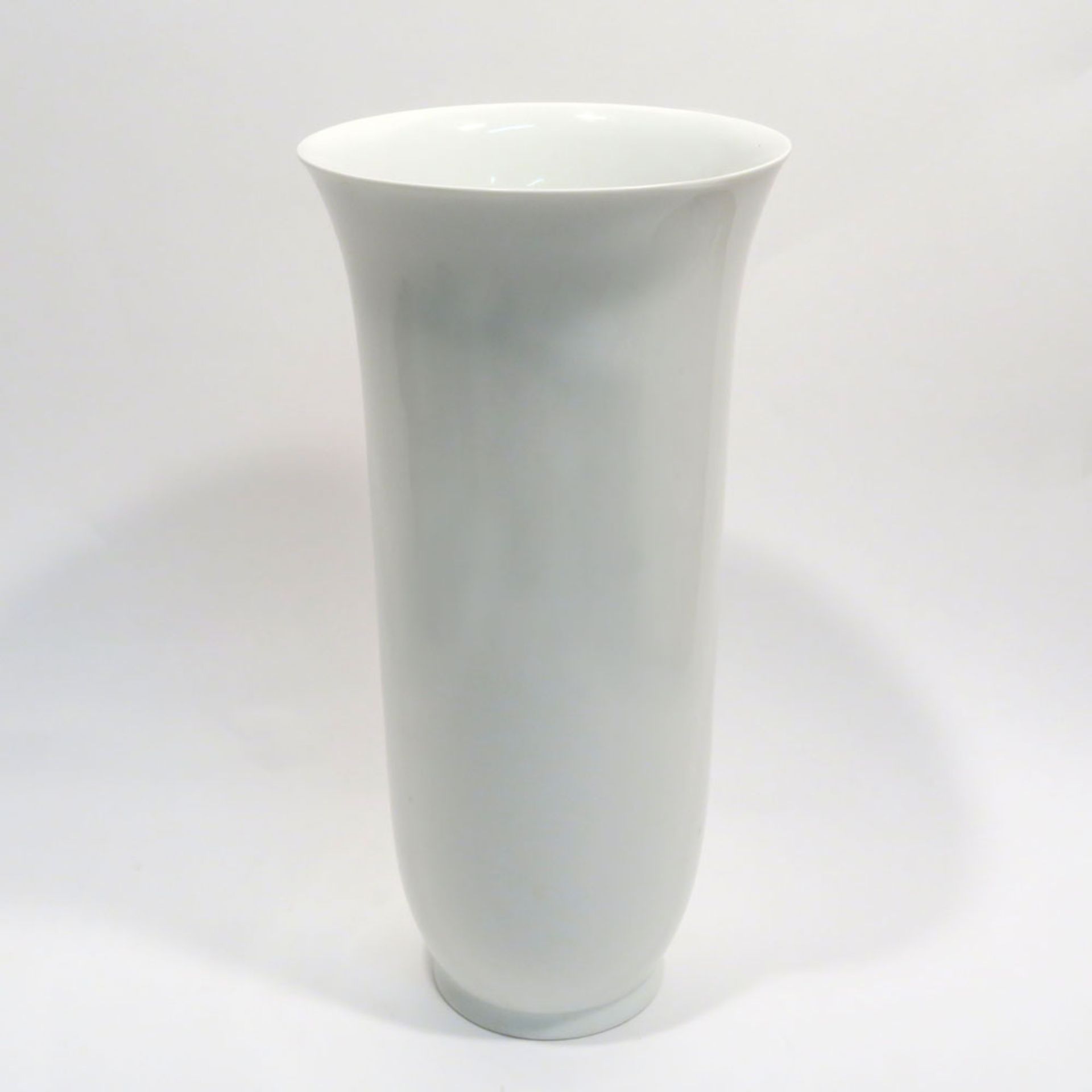 Große VaseKPM. Form "Flora". Weiß. Unterglasurblaue Szeptermarke. H. 33,7 cm.- - -26.00 % buyer's