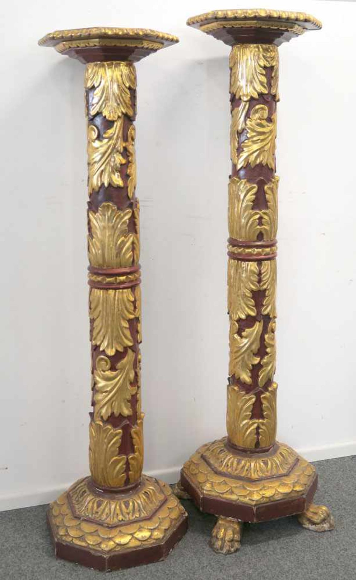 Paar SäulenHolz, wohl Stuckmasse, rot und gold gefasst. Schaft zwischen achteckiger Basis und