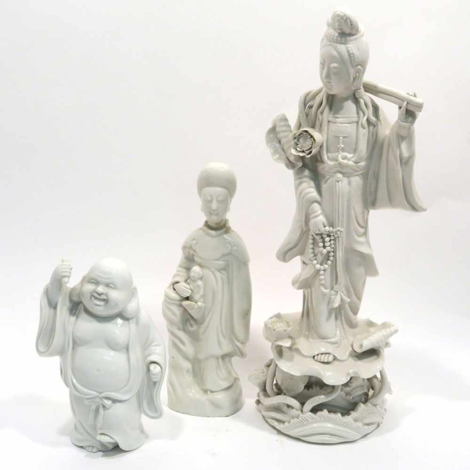 Guanyin mit Lotusblüte / Budai / Guanyin mit KindChina. Blanc de Chine. Tlw. Marken. Tlw. stark