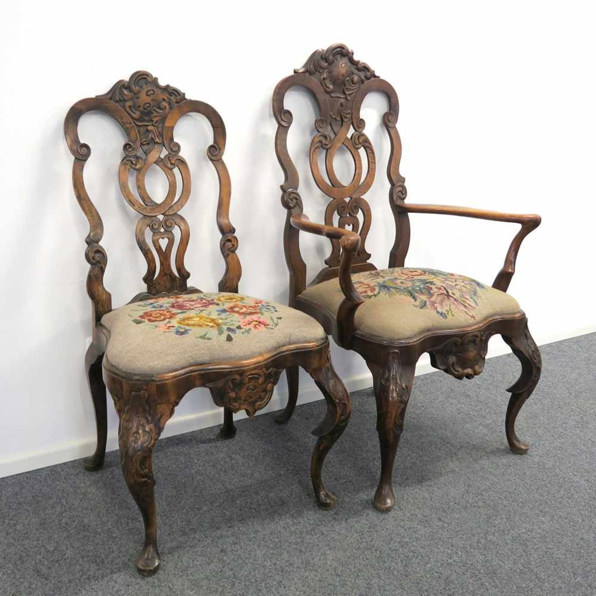 Stuhl und ArmlehnstuhlBarockstil. Holz, gebeizt, reich beschnitzt. Geschweifte Sitzfläche auf